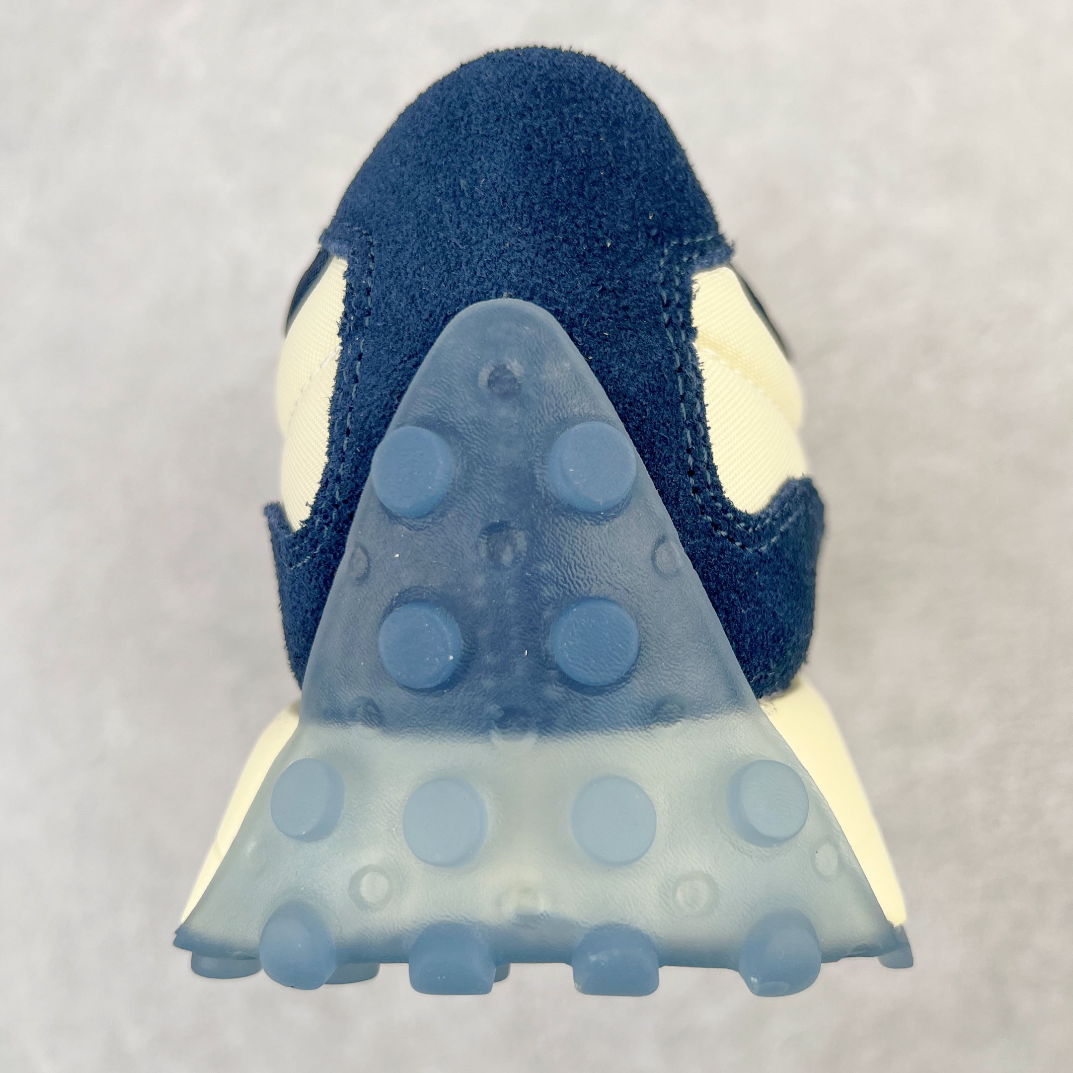 图片[8]-＃总裁 New Balance 新百伦NB327系列复古休闲运动慢跑鞋 原厂细翻毛 原数据档案结合二次高弾MD材料打造原版鞋底 鞋面由原厂特殊定制材料纹路细腻 多道序QC把关品质完善 细节完美 以更纯粹的复古风格设计打造的全新造型 侧身还以解构设计 将 N 字标志以做旧压花样式呈现，样式别具新意 而麂皮、冲孔皮革的塑造 则呈现出高级怀旧气质 也让鞋款在奢华时装风格与运动氛围之间达到了平衡 尺码：36 37 37.5 38 38.5 39.5 40 40.5 41.5 42 42.5 43 44 44.5 45 46.5-选品中心