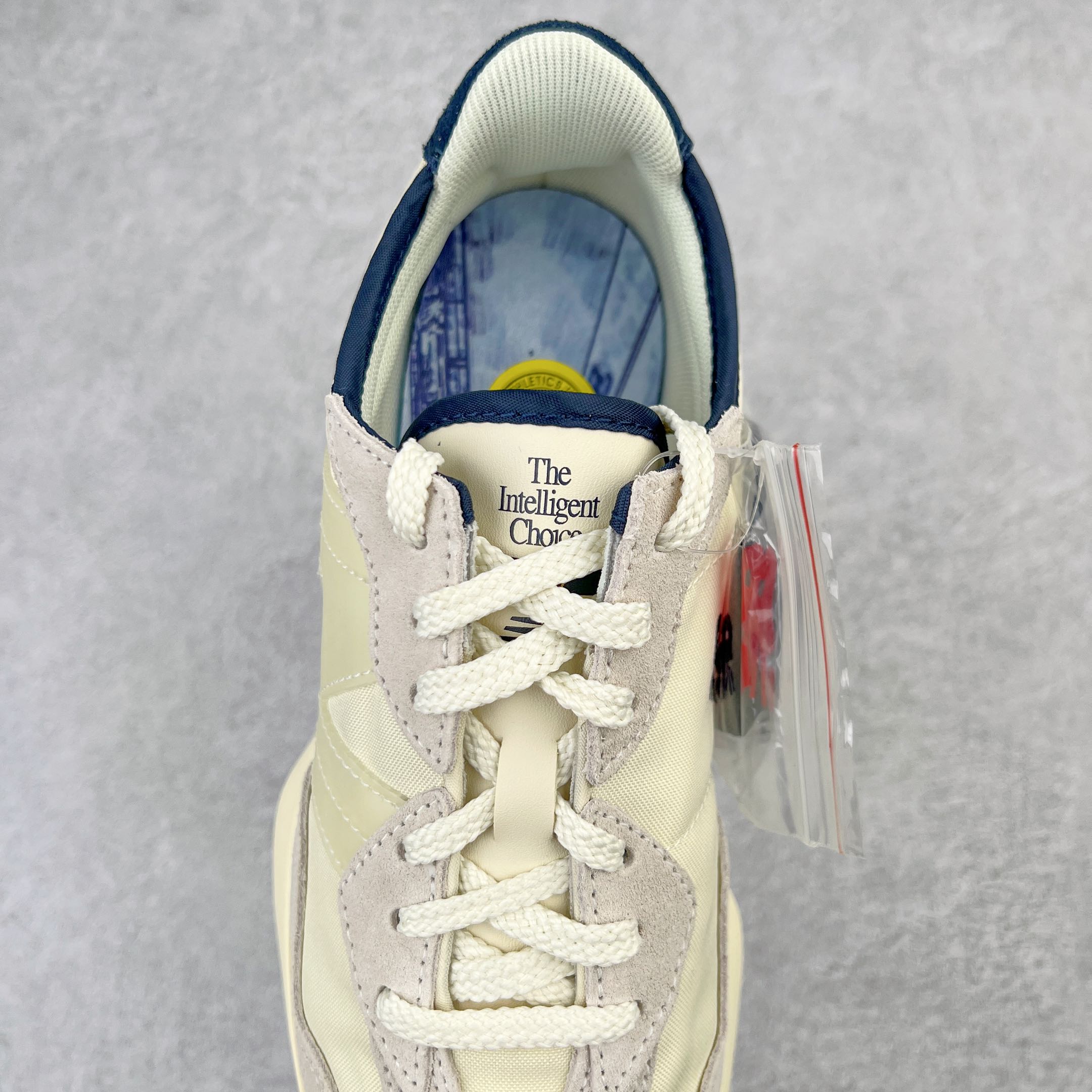 图片[5]-＃总裁 New Balance 新百伦NB327系列复古休闲运动慢跑鞋 原厂细翻毛 原数据档案结合二次高弾MD材料打造原版鞋底 鞋面由原厂特殊定制材料纹路细腻 多道序QC把关品质完善 细节完美 以更纯粹的复古风格设计打造的全新造型 侧身还以解构设计 将 N 字标志以做旧压花样式呈现，样式别具新意 而麂皮、冲孔皮革的塑造 则呈现出高级怀旧气质 也让鞋款在奢华时装风格与运动氛围之间达到了平衡 尺码：36 37 37.5 38 38.5 39.5 40 40.5 41.5 42 42.5 43 44 44.5 45 46.5-选品中心