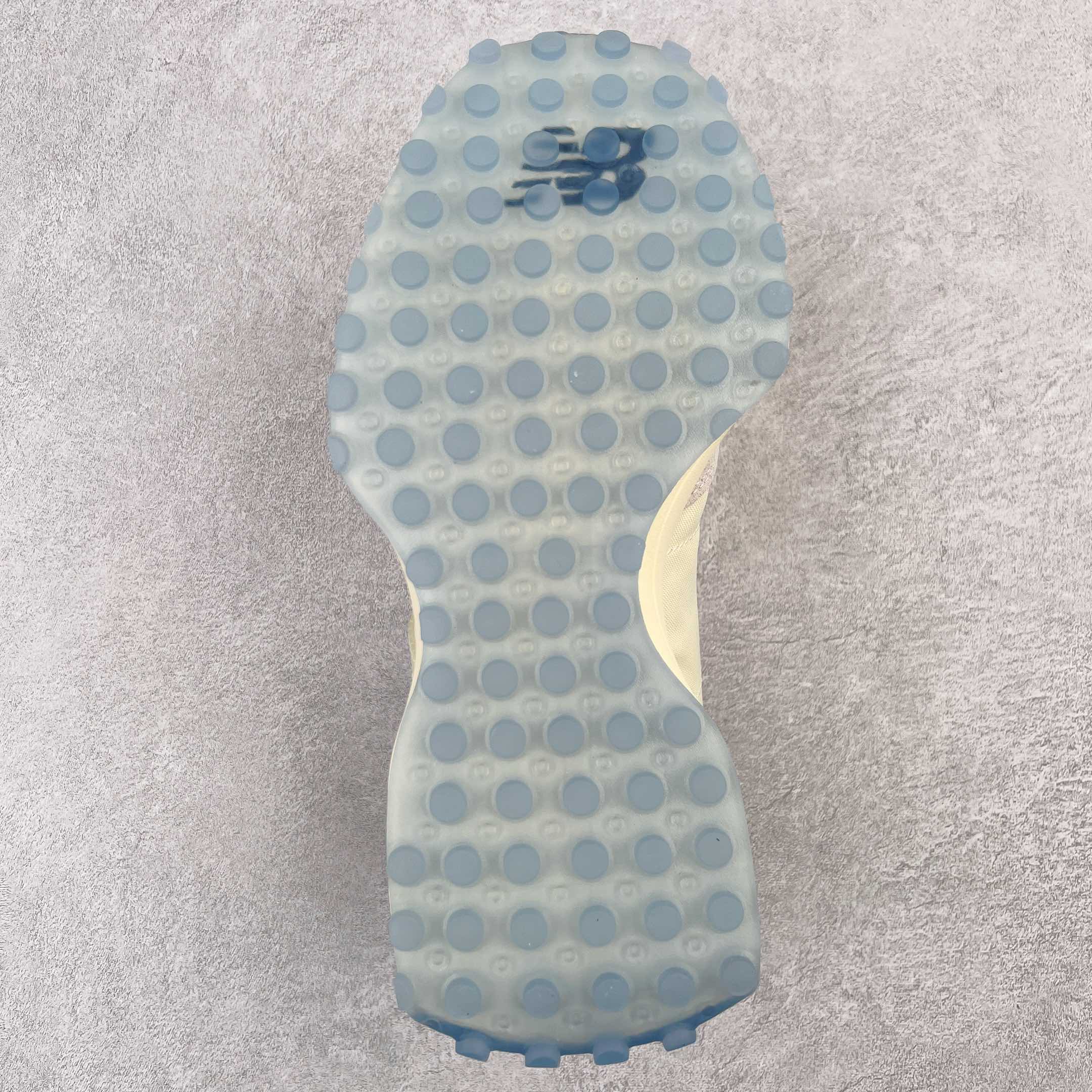 图片[9]-＃总裁 New Balance 新百伦NB327系列复古休闲运动慢跑鞋 原厂细翻毛 原数据档案结合二次高弾MD材料打造原版鞋底 鞋面由原厂特殊定制材料纹路细腻 多道序QC把关品质完善 细节完美 以更纯粹的复古风格设计打造的全新造型 侧身还以解构设计 将 N 字标志以做旧压花样式呈现，样式别具新意 而麂皮、冲孔皮革的塑造 则呈现出高级怀旧气质 也让鞋款在奢华时装风格与运动氛围之间达到了平衡 尺码：36 37 37.5 38 38.5 39.5 40 40.5 41.5 42 42.5 43 44 44.5 45 46.5-选品中心