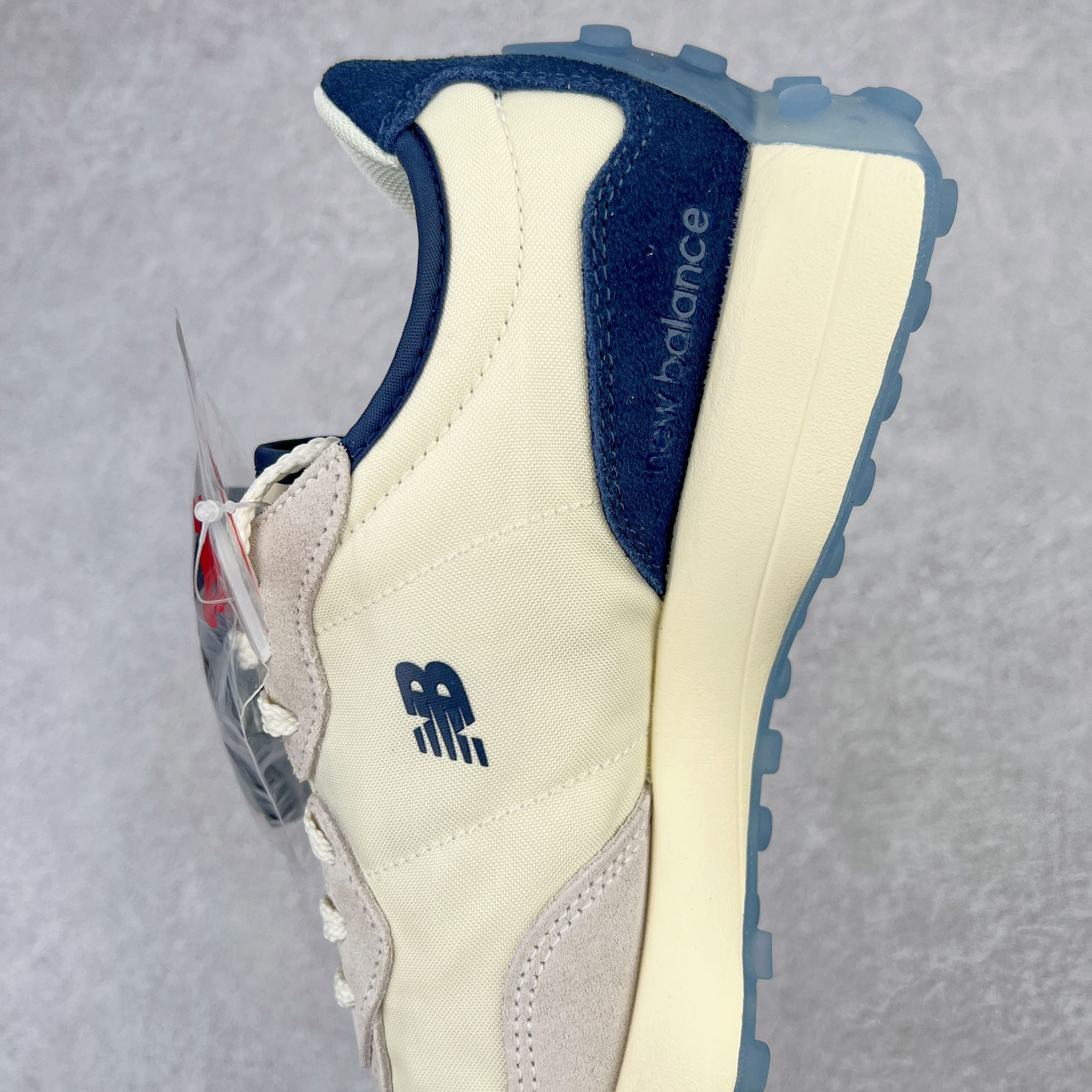 图片[7]-＃总裁 New Balance 新百伦NB327系列复古休闲运动慢跑鞋 原厂细翻毛 原数据档案结合二次高弾MD材料打造原版鞋底 鞋面由原厂特殊定制材料纹路细腻 多道序QC把关品质完善 细节完美 以更纯粹的复古风格设计打造的全新造型 侧身还以解构设计 将 N 字标志以做旧压花样式呈现，样式别具新意 而麂皮、冲孔皮革的塑造 则呈现出高级怀旧气质 也让鞋款在奢华时装风格与运动氛围之间达到了平衡 尺码：36 37 37.5 38 38.5 39.5 40 40.5 41.5 42 42.5 43 44 44.5 45 46.5-选品中心