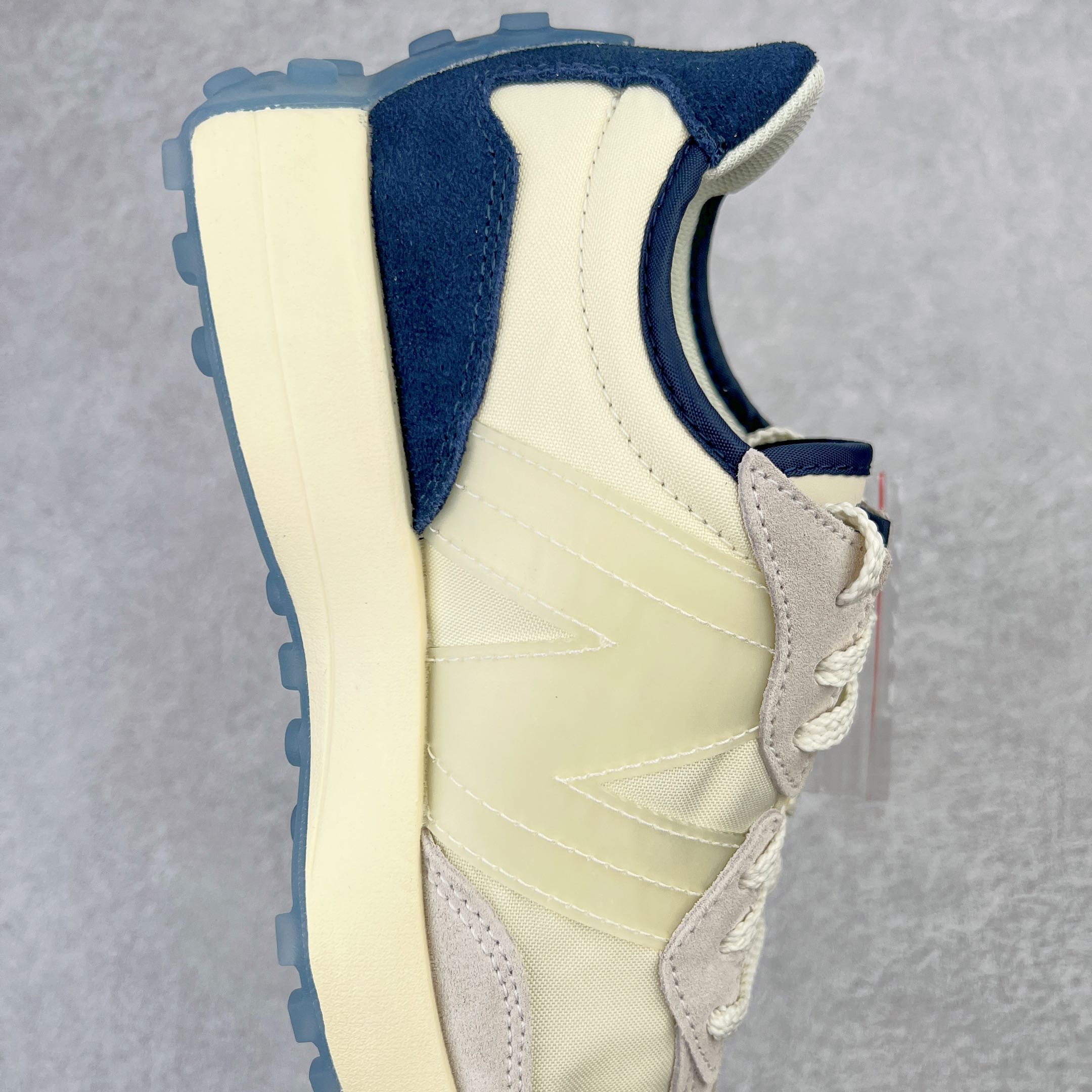 图片[6]-＃总裁 New Balance 新百伦NB327系列复古休闲运动慢跑鞋 原厂细翻毛 原数据档案结合二次高弾MD材料打造原版鞋底 鞋面由原厂特殊定制材料纹路细腻 多道序QC把关品质完善 细节完美 以更纯粹的复古风格设计打造的全新造型 侧身还以解构设计 将 N 字标志以做旧压花样式呈现，样式别具新意 而麂皮、冲孔皮革的塑造 则呈现出高级怀旧气质 也让鞋款在奢华时装风格与运动氛围之间达到了平衡 尺码：36 37 37.5 38 38.5 39.5 40 40.5 41.5 42 42.5 43 44 44.5 45 46.5-选品中心