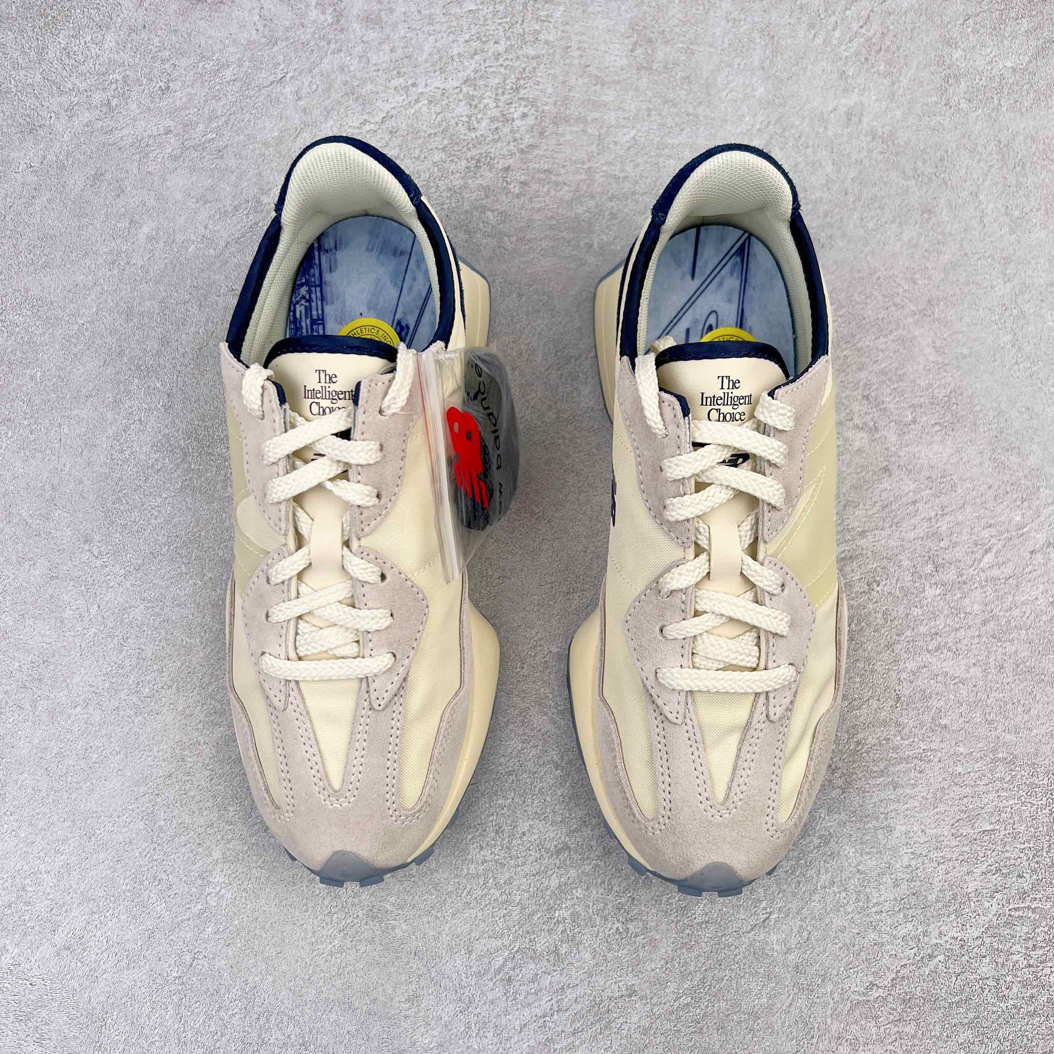 图片[2]-＃总裁 New Balance 新百伦NB327系列复古休闲运动慢跑鞋 原厂细翻毛 原数据档案结合二次高弾MD材料打造原版鞋底 鞋面由原厂特殊定制材料纹路细腻 多道序QC把关品质完善 细节完美 以更纯粹的复古风格设计打造的全新造型 侧身还以解构设计 将 N 字标志以做旧压花样式呈现，样式别具新意 而麂皮、冲孔皮革的塑造 则呈现出高级怀旧气质 也让鞋款在奢华时装风格与运动氛围之间达到了平衡 尺码：36 37 37.5 38 38.5 39.5 40 40.5 41.5 42 42.5 43 44 44.5 45 46.5-选品中心