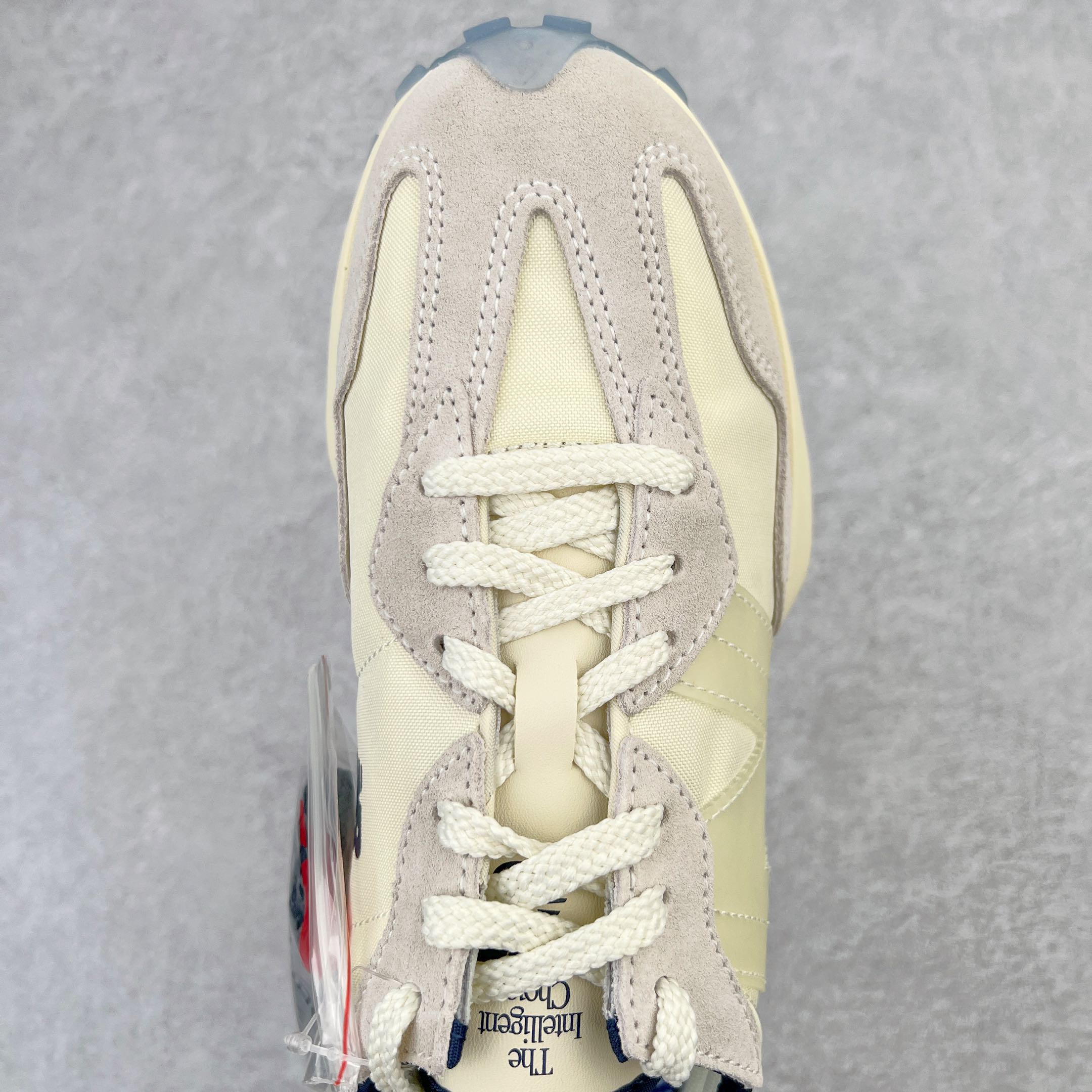 图片[4]-＃总裁 New Balance 新百伦NB327系列复古休闲运动慢跑鞋 原厂细翻毛 原数据档案结合二次高弾MD材料打造原版鞋底 鞋面由原厂特殊定制材料纹路细腻 多道序QC把关品质完善 细节完美 以更纯粹的复古风格设计打造的全新造型 侧身还以解构设计 将 N 字标志以做旧压花样式呈现，样式别具新意 而麂皮、冲孔皮革的塑造 则呈现出高级怀旧气质 也让鞋款在奢华时装风格与运动氛围之间达到了平衡 尺码：36 37 37.5 38 38.5 39.5 40 40.5 41.5 42 42.5 43 44 44.5 45 46.5-选品中心