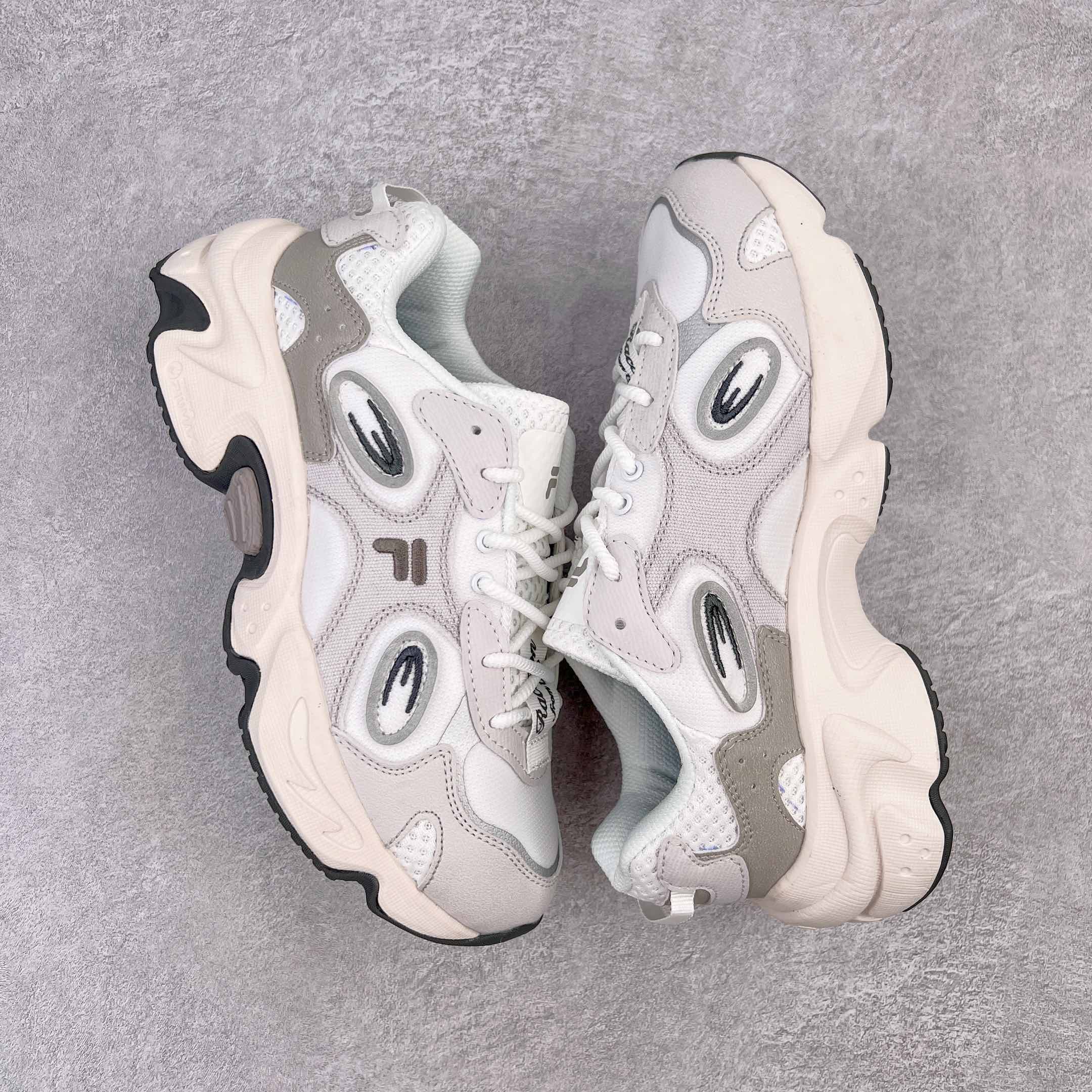 图片[3]-＃夏日福利 Fila FUSION Arceus 斐乐阿尔宙斯大眼睛系列老爹风增高复古中性休闲运动慢跑鞋 FUSION 系列传承了 FILA 的百年基因有融入年轻运动及潮流文化 成为引领变革、创新突破的一代 以“1+N” 的跨界合作模式重现经典的同时创造经典 带来最出其不意的跨界合作惊喜 同时FILAFUSION把FILA 的 DNA 融入到定制体验里 你可以随心制造厲于你的产品 FILA FUSION 的鞋家族涵盖了老爹鞋、跑步鞋、网球鞋、季节款 风格复古新潮 满足了时尚人士出行及各类运动的搭配需求 成为当下年轻人筷拥的鞋类品牌之一 FILA FUSION 走进年轻人的世界 通过年轻人运动 街舞 滑板 篮球 展现 FILA FUSION 的潮流态度和年轻文化 FILA FUSION 认为末来属于引领变革、创新突破的年轻一代 让我们一起构成 FILA 未来的蓝图吧 尺码对应库存‼️-选品中心