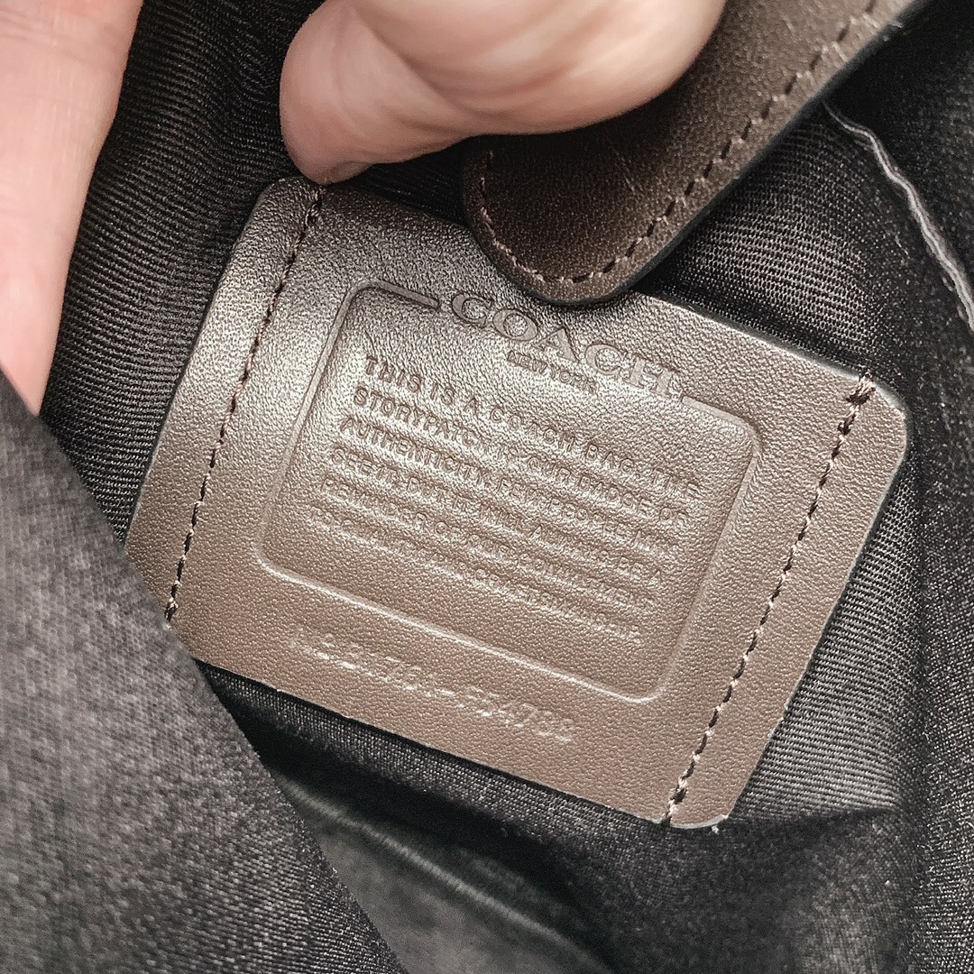 Coach 71764升级版 新款 C家 54788 男士单肩小斜挎 头层牛皮品质 皮质还有coach家独有的皮质 暴力测试 品质经得起考验 尺寸：22*26*7