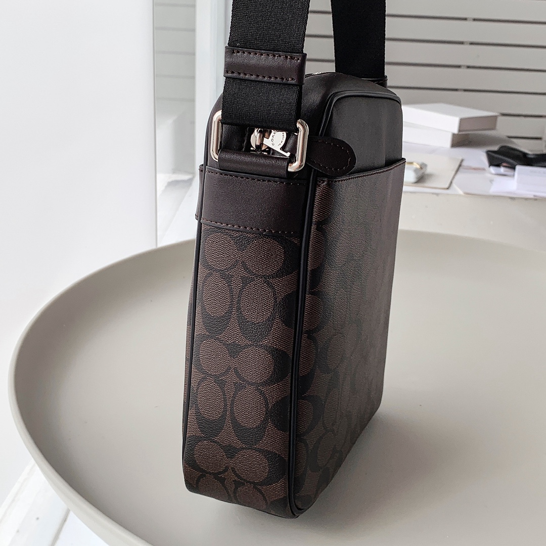 Coach 71764升级版 新款 C家 54788 男士单肩小斜挎 头层牛皮品质 皮质还有coach家独有的皮质 暴力测试 品质经得起考验 尺寸：22*26*7