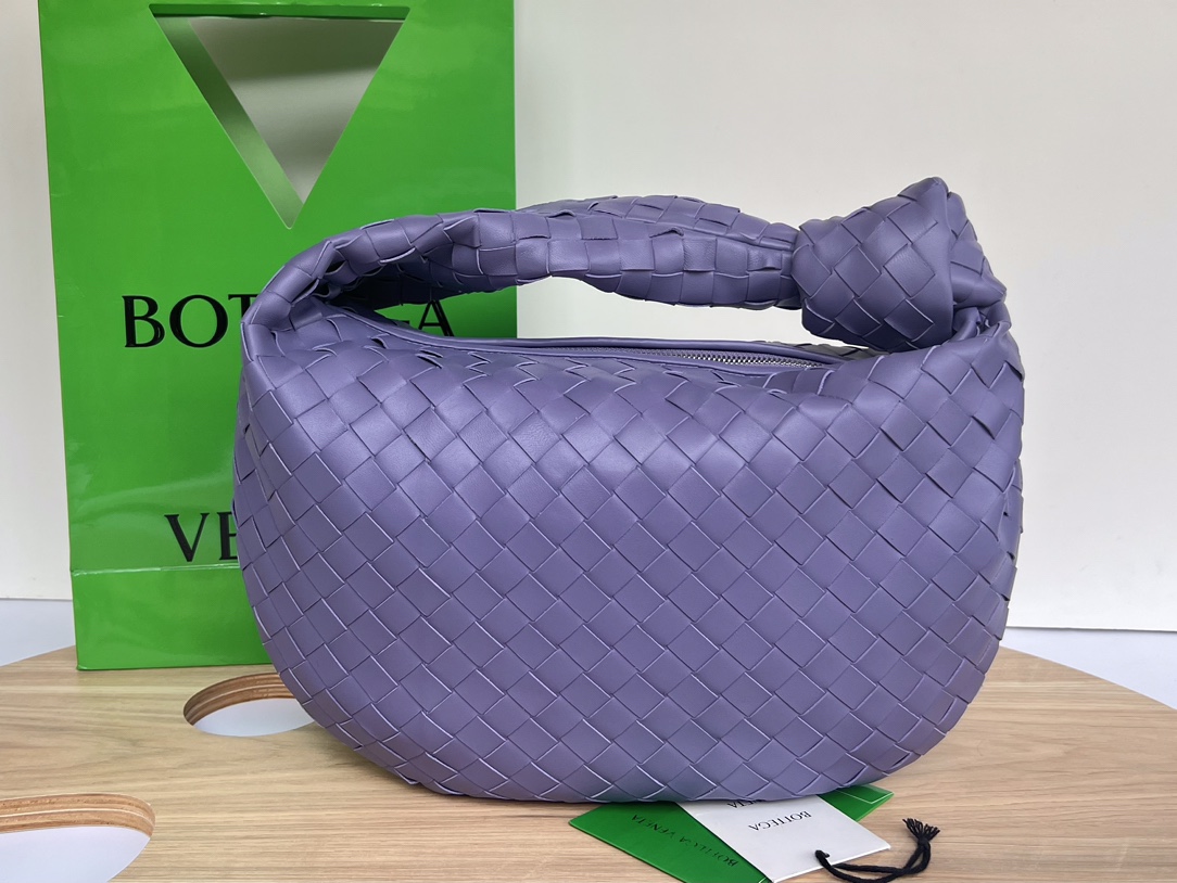 Bottega Veneta Batch 980 JODIE large size comes out ~ 690225. It is much more practical than the small size. The shape is still fashionable and g