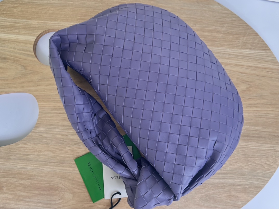Bottega Veneta Batch 980 JODIE large size comes out ~ 690225. It is much more practical than the small size. The shape is still fashionable and g