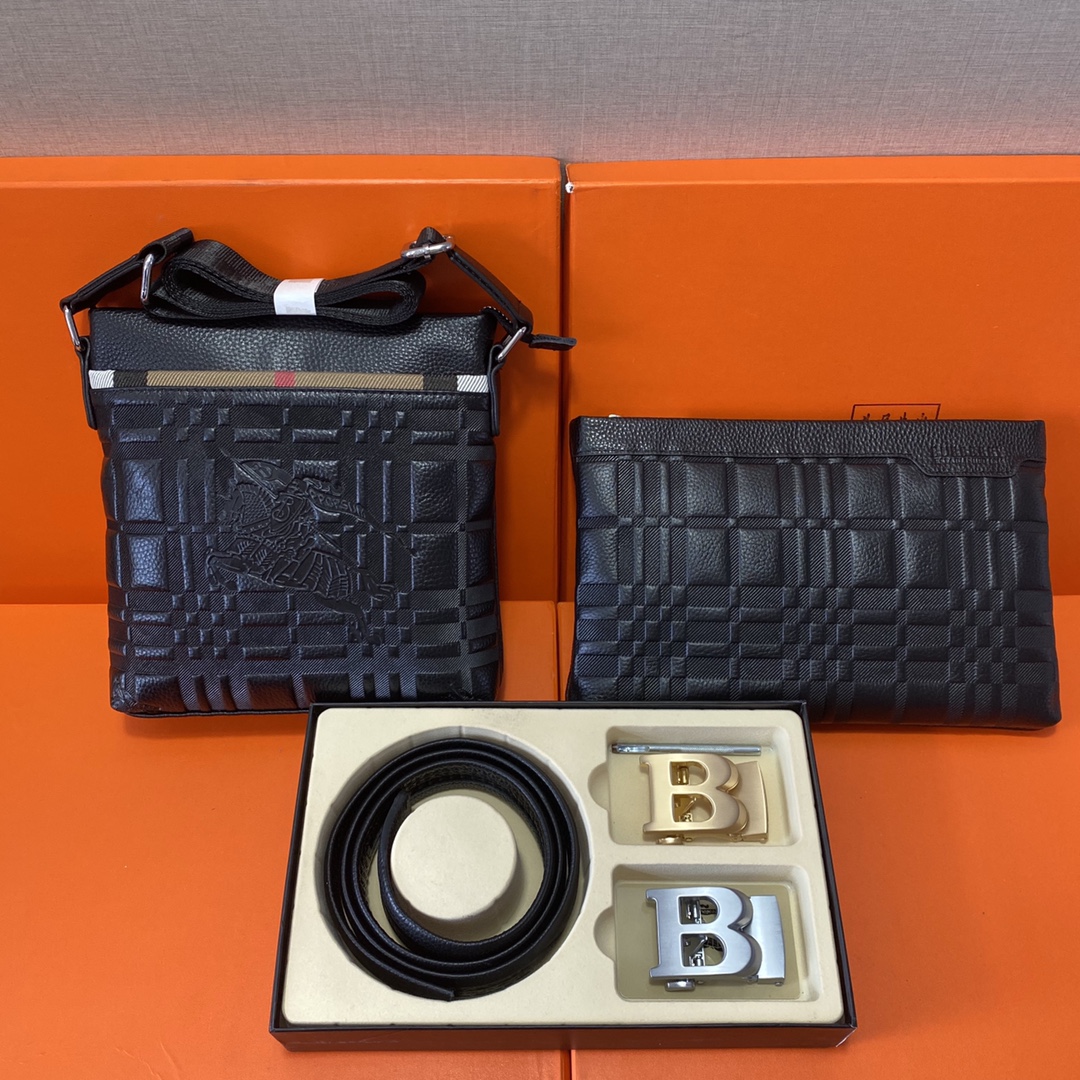 I5 Burberry 巴宝莉  头层皮质组合礼盒包装腰带俩款包包超级组合 公文包包是很实用的选择.手提包日常是非常适合的. 双扣皮带：头层皮质带身搭配3.5cm广州原版扣头 尺寸巴宝莉斜挎包：长20cm宽4cm高21cm\r  巴宝莉手提包：长25cm宽2cm高16cm