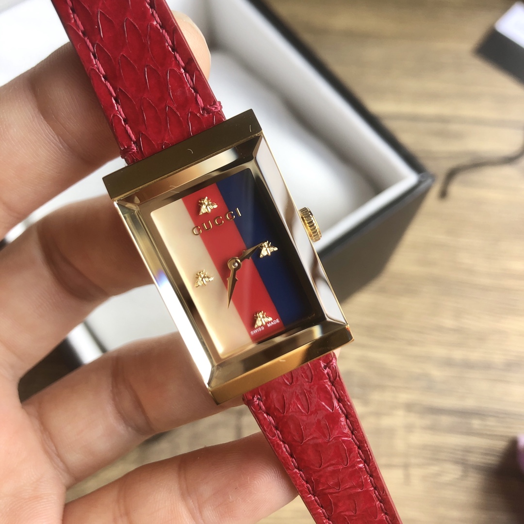 NO:388917,Batch: Original box: 30 GUCCI Gucci genuine watch European and American trendy brand quartz fashion retro striped trendy women's watch, real photos, see the details!  There are not many square styles of Gucci, which is the most classic work, including a python leather strap, a mother-of-pearl striped dial, and a small bee inlaid with three-dimensional carvings!  The quartz movement imported from Switzerland is accurate in its travel time and does not need to change the battery for three years!  30 meters waterproof design, fully meet daily needs!  Now arrive again, gucci, gucci, snakeskin19860909批: 原盒:30 GUCCI古驰正品手表欧美潮牌石英时尚复古条纹潮流女表 ,实拍图,看细节！古驰方型的款式不算多,这是其中最为经典的作品, 蟒蛇皮表带,珍珠贝母条纹拼接表盘,镶嵌立体雕刻的小蜜蜂！瑞士进口石英机芯,走时精准,三年不用换电池！30米防水设计,完全满足日常需要！ 现再次到货,,gucci,gucci,snakeskin,Watch