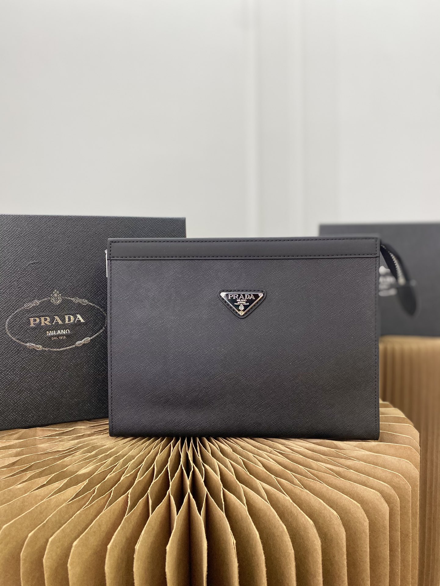 I5  普拉达 Prada  三角标手拿包 夹包 男包 采用精湛镶嵌细工，经典百搭 实物拍摄 原厂原版面料 高端品质 配送小票防尘袋 礼盒 27 x 20 cm。