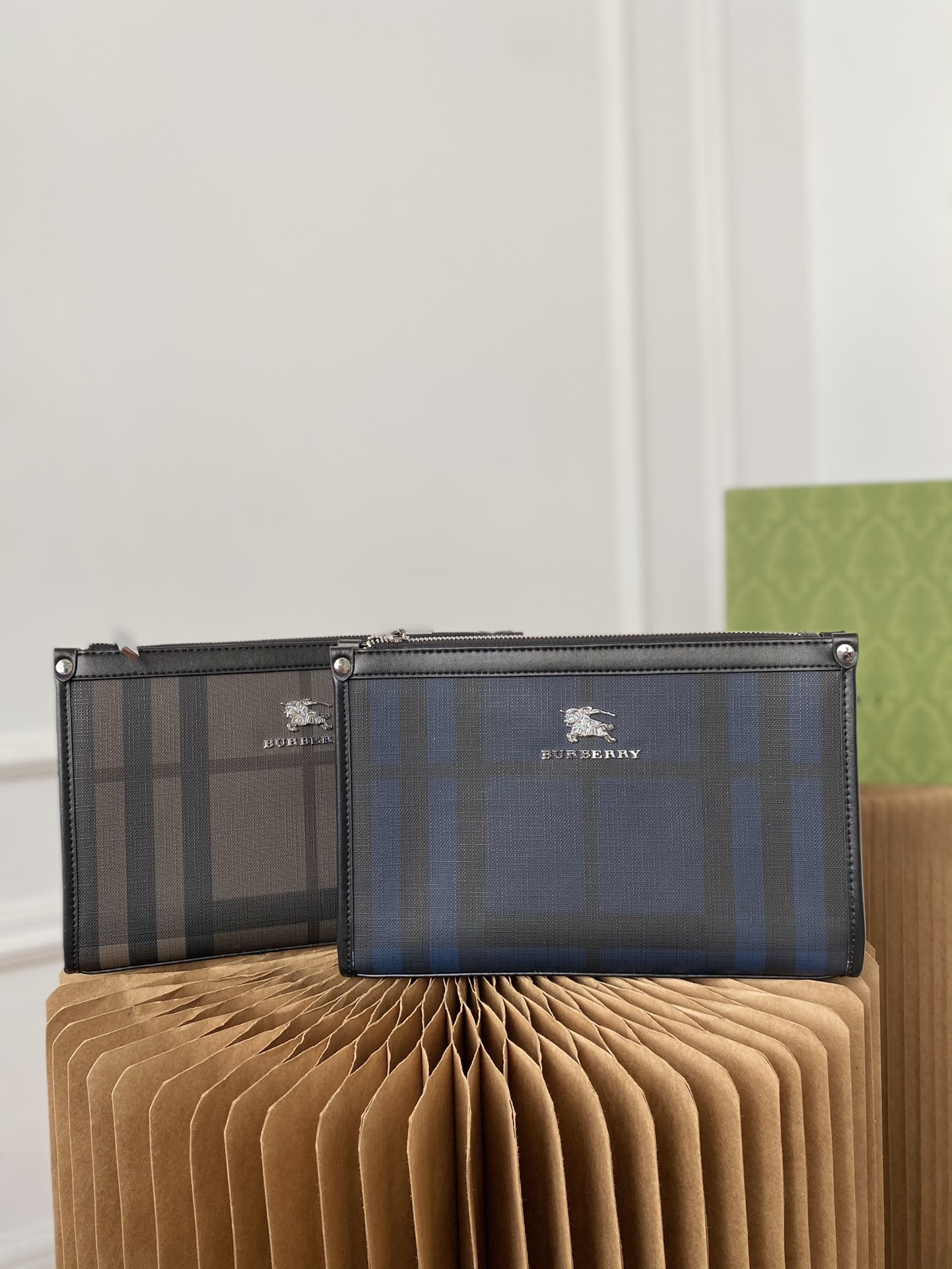 J0  普拉达 Prada  手拿包 夹包 男包 采用精湛镶嵌细工，经典百搭 实物拍摄 原厂原版面料 高端品质 配送小票防尘袋 礼盒 28 x 19 cm。