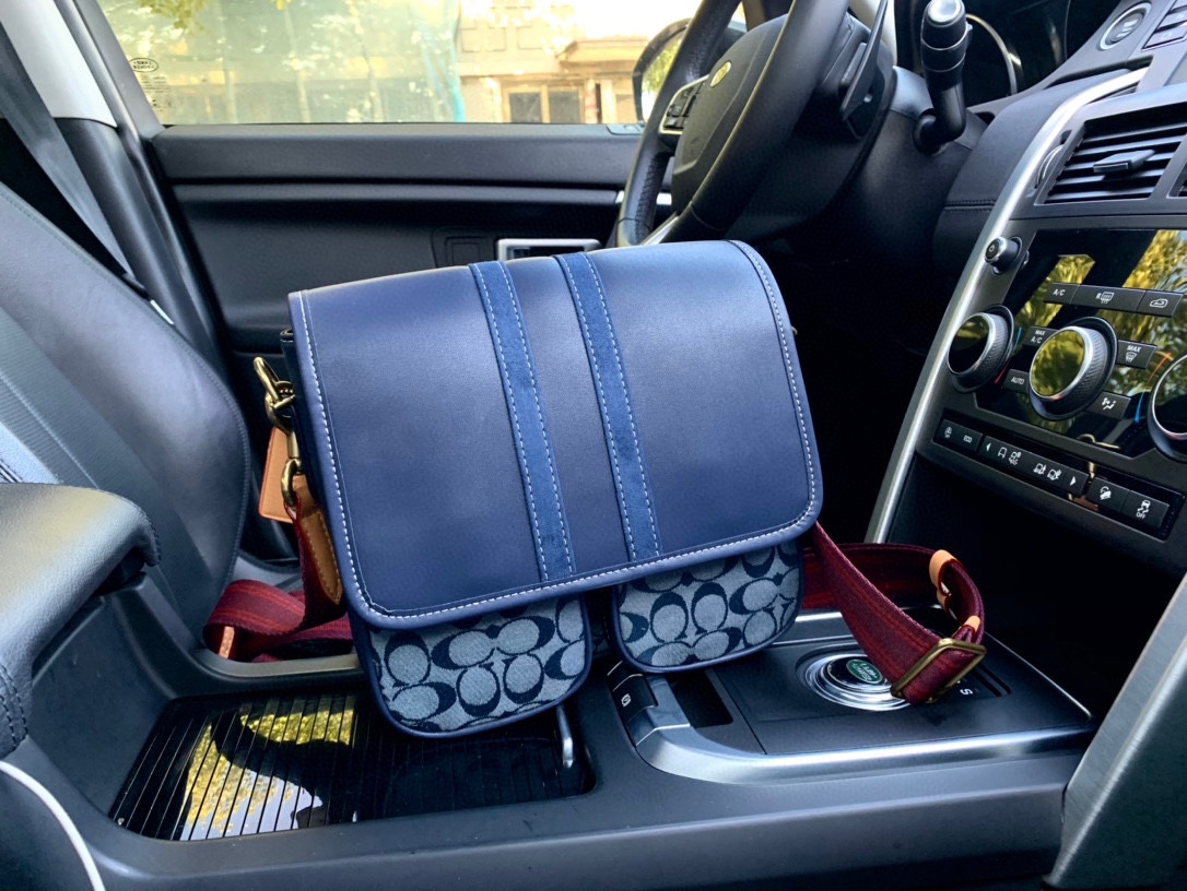 J5 高端货 “Coach Coach 蔻驰 ” 经典标志帆布COACH贴饰MODULAR斜挎包JIQX3这款简约的这款动感的斜挎包饰有Coach复古贴饰，配备实用主义的外置口袋和具有便利收纳性的宽敞内袋。 采用经典标志帆布和光滑皮革制作，配备一根耐用的可调节尼龙肩带。 商品详情 经典标志涂层帆布和光滑皮革 内置拉链/多功能袋 拉链封口，织布衬里 外置拉链、搭扣和插袋 垂直长度63cm可拆卸肩带，可用于肩背或斜挎 24cm 长 x 27cm 高 x 10cm 厚 配；礼盒经典标志帆布COACH贴饰MODULAR斜挎包JIQX3这款简约的这款动感的斜挎包饰有Coach复古贴饰，配备实用主义的外置口袋和具有便利收纳性的宽敞内袋。 采用经典标志帆布和光滑皮革制作，配备一根耐用的可调节尼龙肩带。 商品详情 经典标志涂层帆布和光滑皮革 内置拉链/多功能袋 拉链封口，织布衬里 外置拉链、搭扣和插袋 垂直长度63cm可拆卸肩带，可用于肩背或斜挎 24cm 长 x 27cm 高 x 10cm 厚 配；礼盒p215