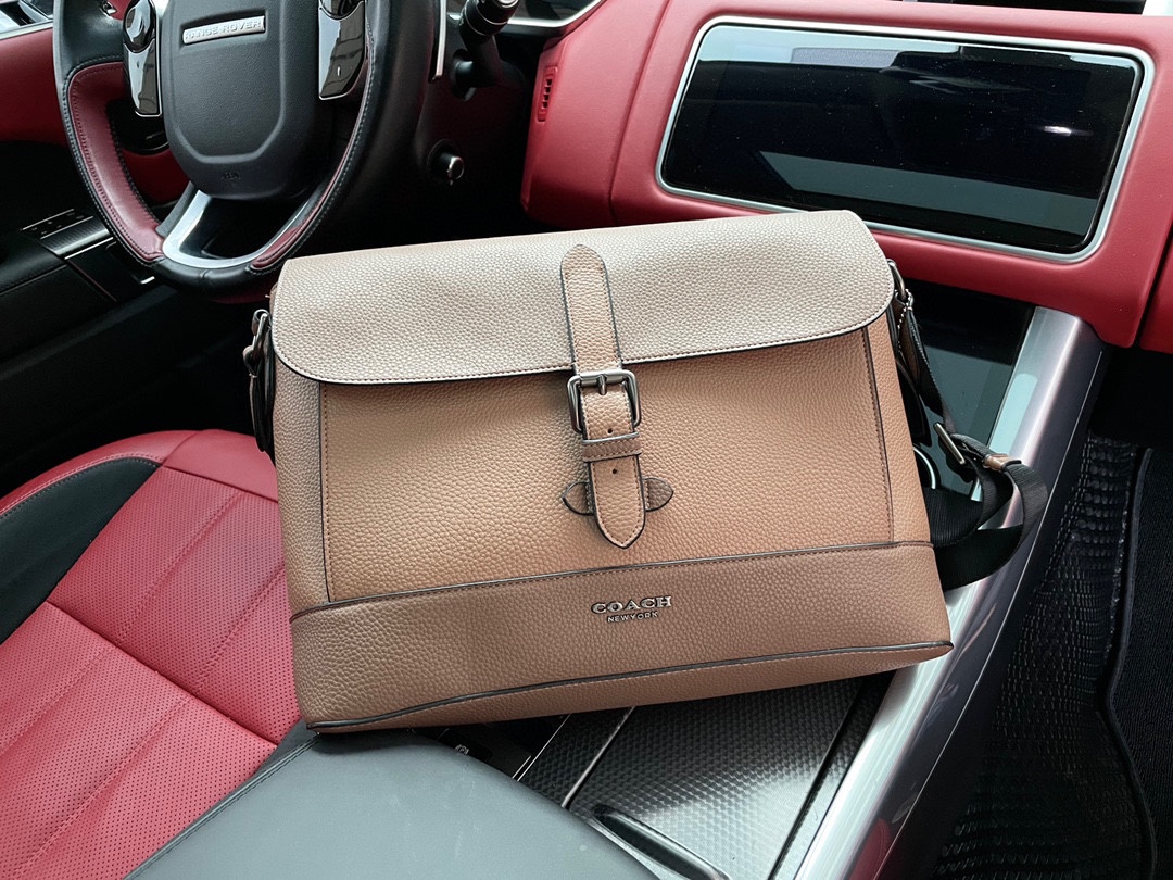 J0 高端货 “Coach Coach 蔻驰 ”单肩包 进口原厂面料高清五金logo标志、专用里内里。顺滑拉链、油边平滑、做工精致每个细节到位潮男必备款88892规格34/25/9。p195