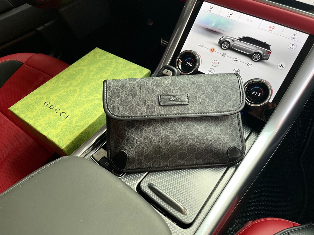 G5 高端货 “GUCCI古奇”胸包牛皮 款号598113 K5RLN 10 这款线条简洁的腰包饰有正面拉链口袋细节 黑灰配色的GG图案彰显现代时尚气息 可调节红蓝尼龙腰带为整款设计注入更多丰富内涵 杏色GG Supreme高级人造帆布, 环保材料,配黑色皮革滚边 红蓝织带绑带,配搭扣 Gucci商标皮革标牌细节 磁力翻盖扣 24厘米宽x 16厘米高x 3.5厘米深 腰带长度：可在90厘米至厘米之间调节 棉麻衬里 意大利创造 配：礼盒 p