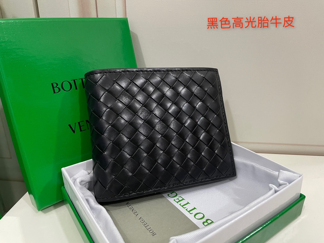 Bottega Veneta Compact Wallet in Shiny Calfskin, Intrecciato, 10 Card Slots, 2 Coin Pockets