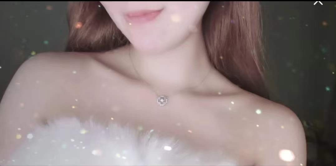  swarovski 玫瑰金花朵灵动 锁骨项链

花朵造型 甜美清新 添加悦动的心系列元素，像爱你的心永