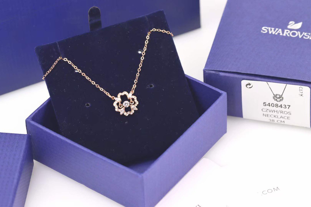  swarovski 玫瑰金花朵灵动 锁骨项链

花朵造型 甜美清新 添加悦动的心系列元素，像爱你的心永