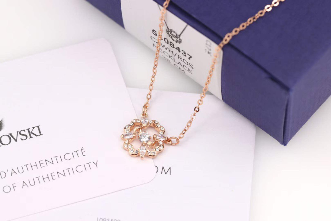  swarovski 玫瑰金花朵灵动 锁骨项链

花朵造型 甜美清新 添加悦动的心系列元素，像爱你的心永