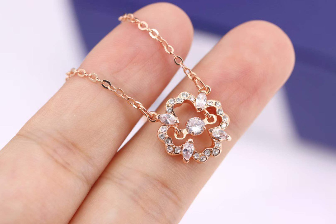 swarovski 玫瑰金花朵灵动 锁骨项链

花朵造型 甜美清新 添加悦动的心系列元素，像爱你的心永