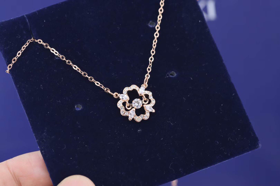  swarovski 玫瑰金花朵灵动 锁骨项链

花朵造型 甜美清新 添加悦动的心系列元素，像爱你的心永
