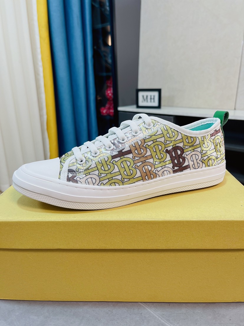 I0 BURBERRY休闲运动男鞋，全新米兰时装时尚的设计，完美做工，鞋面巴宝莉 Burberry 布料原版复刻 材质：头层牛皮柔软舒适，加顶级羊皮内里，鞋口特殊材料搭配，凸显出它的潮流，男鞋