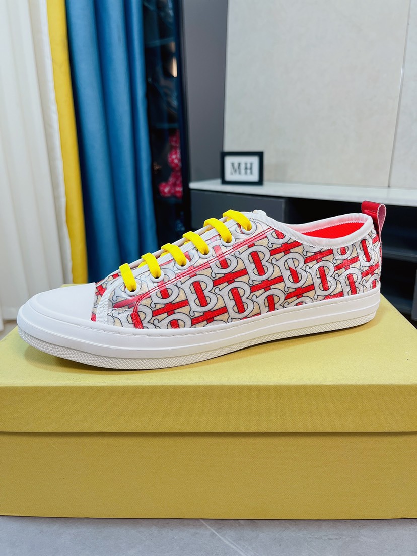 I0 BURBERRY休闲运动男鞋，全新米兰时装时尚的设计，完美做工，鞋面巴宝莉 Burberry 布料原版复刻 材质：头层牛皮柔软舒适，加顶级羊皮内里，鞋口特殊材料搭配，凸显出它的潮流，男鞋