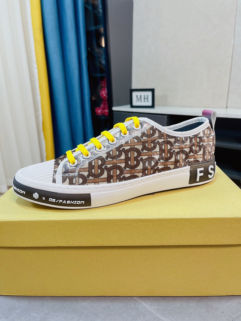 I0 BURBERRY休闲运动男鞋，全新米兰时装时尚的设计，完美做工，鞋面巴宝莉 Burberry 布料原版复刻 材质：头层牛皮柔软舒适，加顶级羊皮内里，鞋口特殊材料搭配，凸显出它的潮流，男鞋