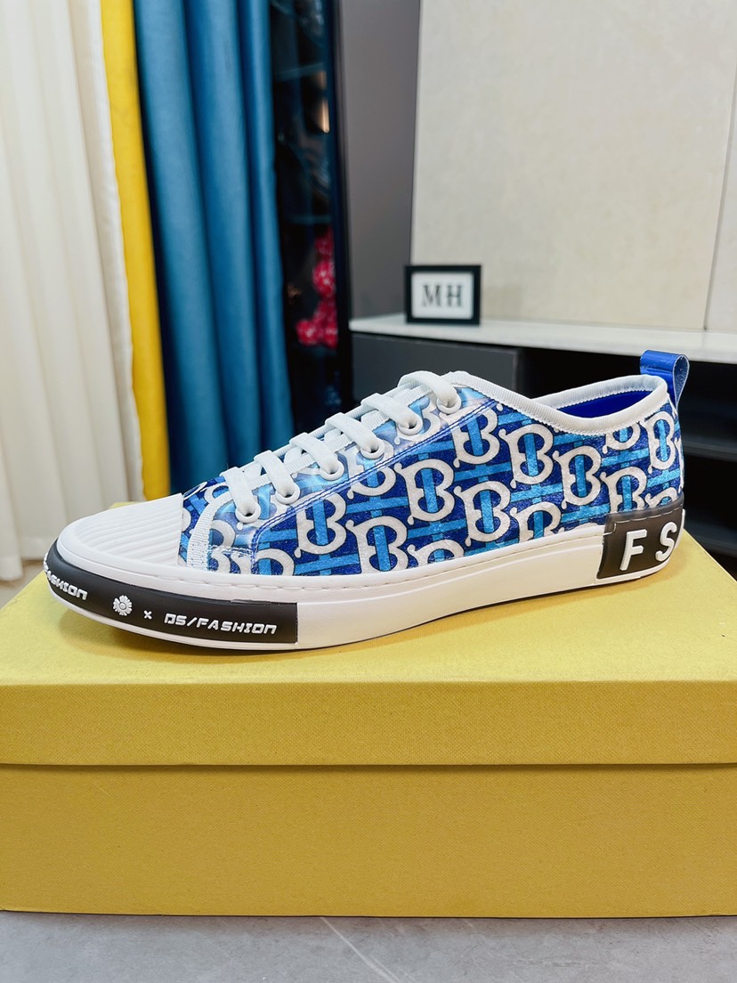 I0 BURBERRY休闲运动男鞋，全新米兰时装时尚的设计，完美做工，鞋面巴宝莉 Burberry 布料原版复刻 材质：头层牛皮柔软舒适，加顶级羊皮内里，鞋口特殊材料搭配，凸显出它的潮流，男鞋