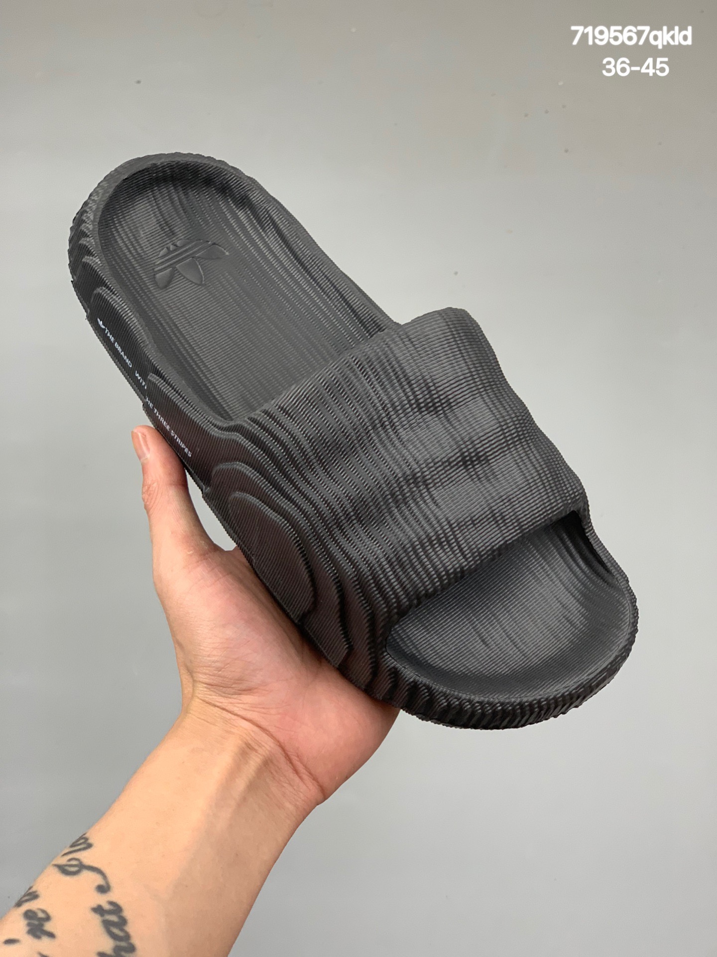 本地
adidas originals Adilette 22  Yeezy 小椰子拖 ADILETTE 22 3D 打印拖鞋 货号：GX6945 沙色货号：GX6950 骨白货号：GX6946 豆绿货号：GX6949 黑色货号：GY1597 豆绿迷彩货号：GX6947 奥利奥
尺码：36-45
编码：719567qkld