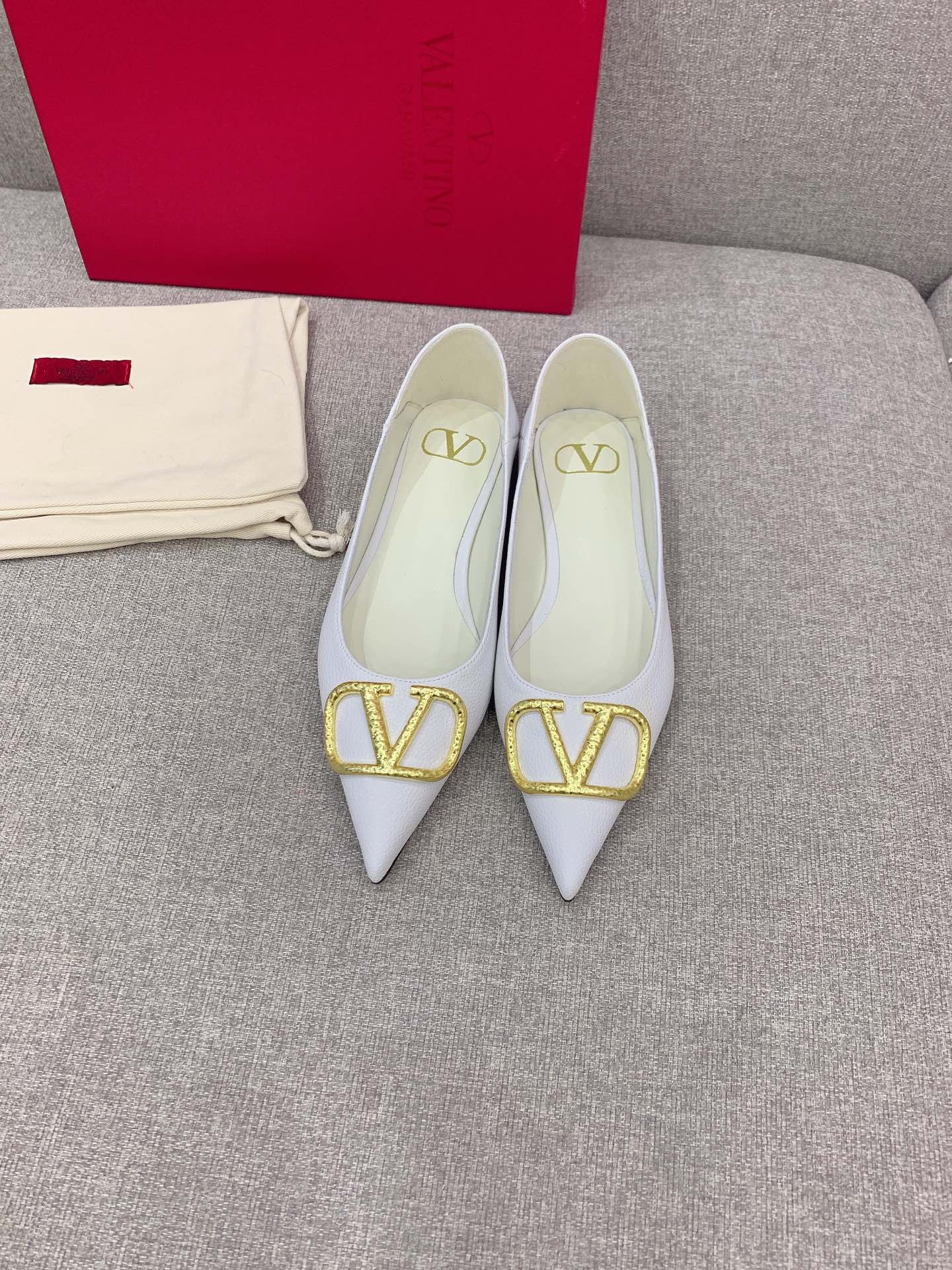 Valentin’s Italian Sheepskin V-Button Sneaky Shoes: Super Soft and Stylish! - 图片 1