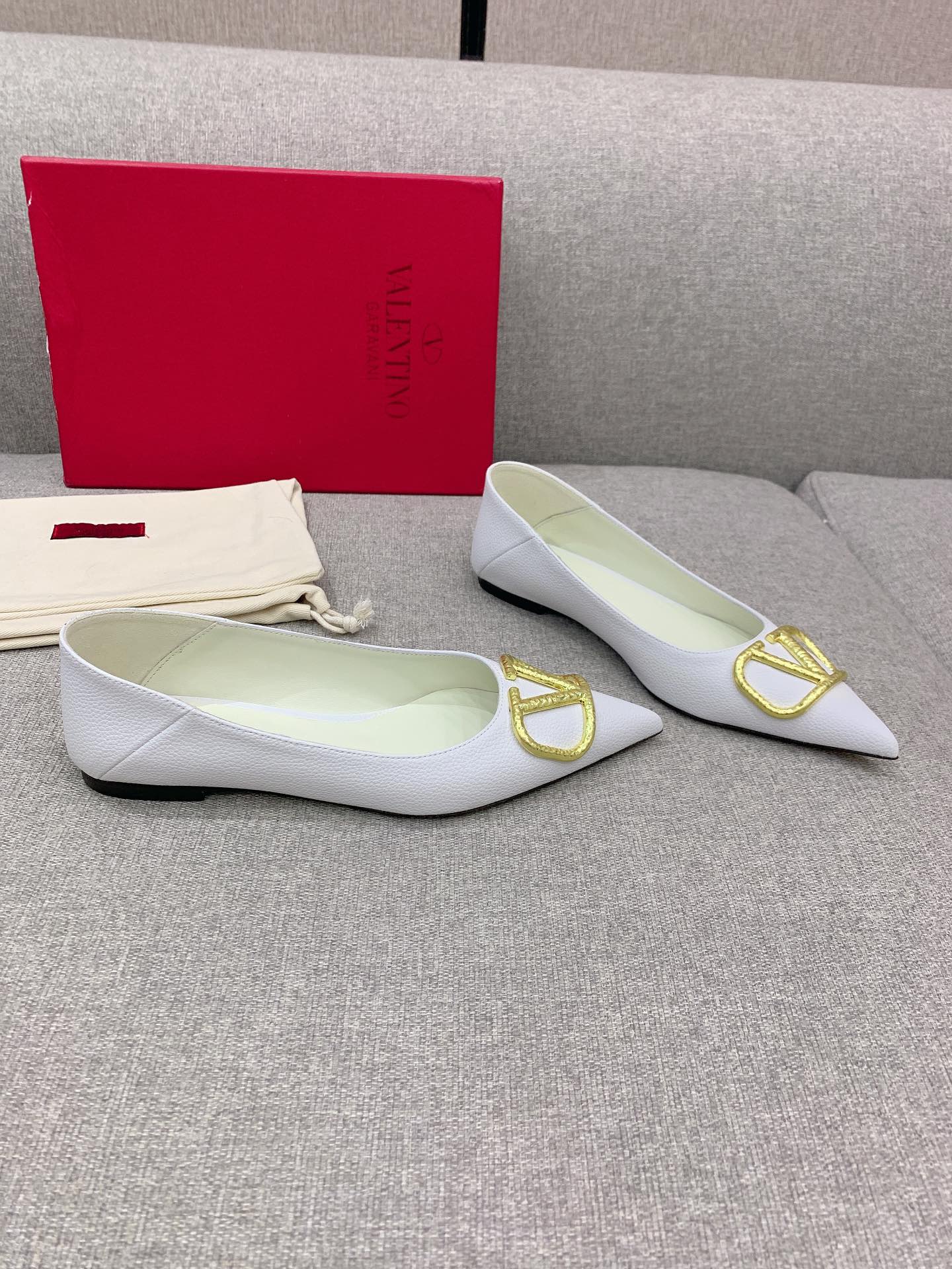 Valentin’s Italian Sheepskin V-Button Sneaky Shoes: Super Soft and Stylish! - 图片 2