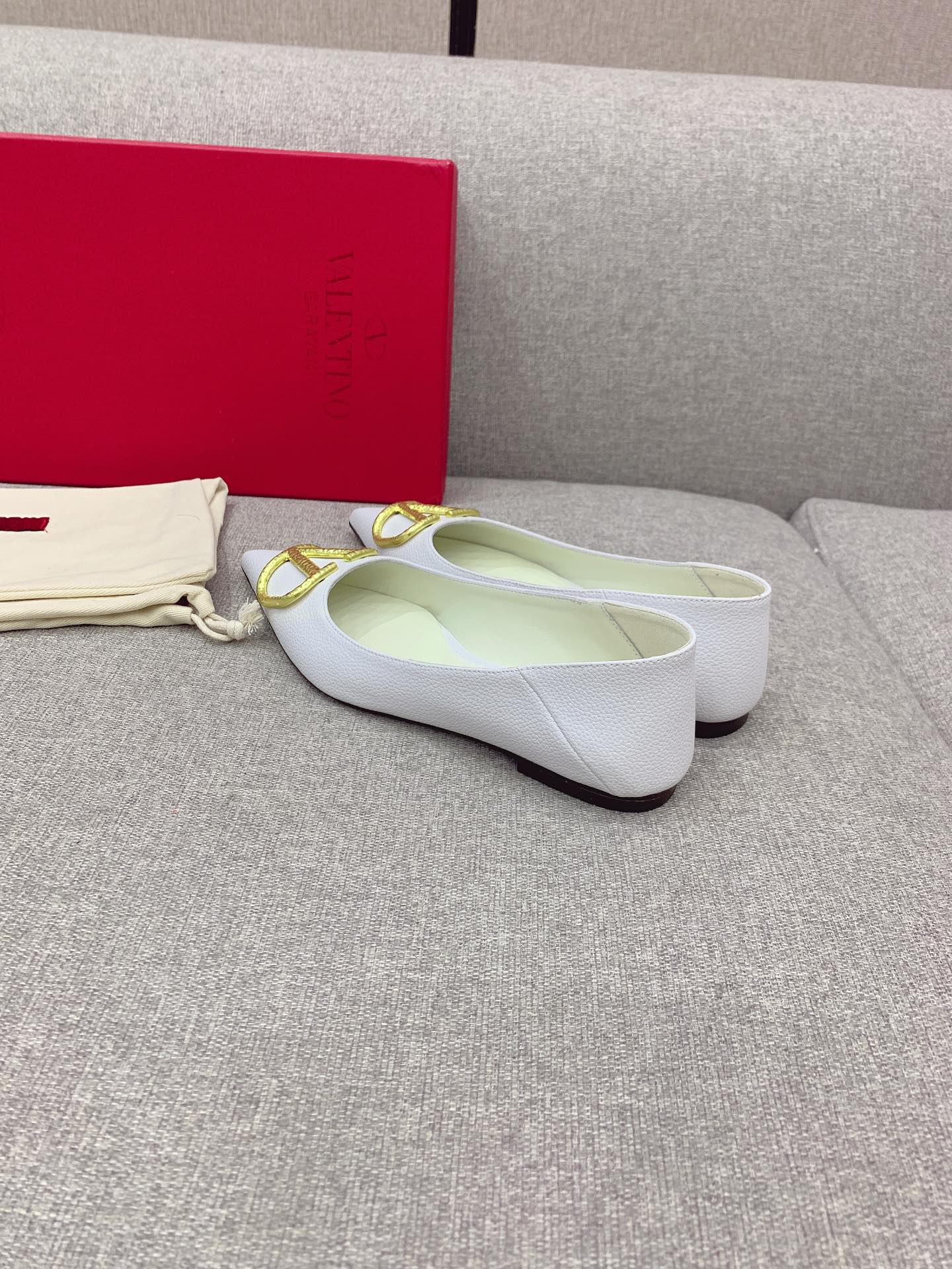 Valentin’s Italian Sheepskin V-Button Sneaky Shoes: Super Soft and Stylish! - 图片 4