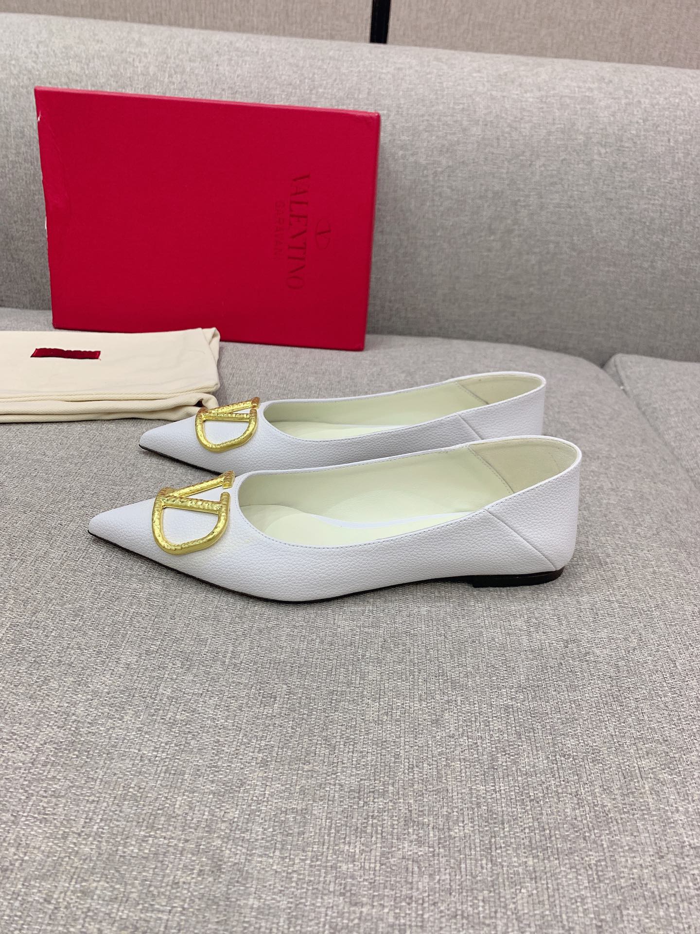 Valentin’s Italian Sheepskin V-Button Sneaky Shoes: Super Soft and Stylish! - 图片 3