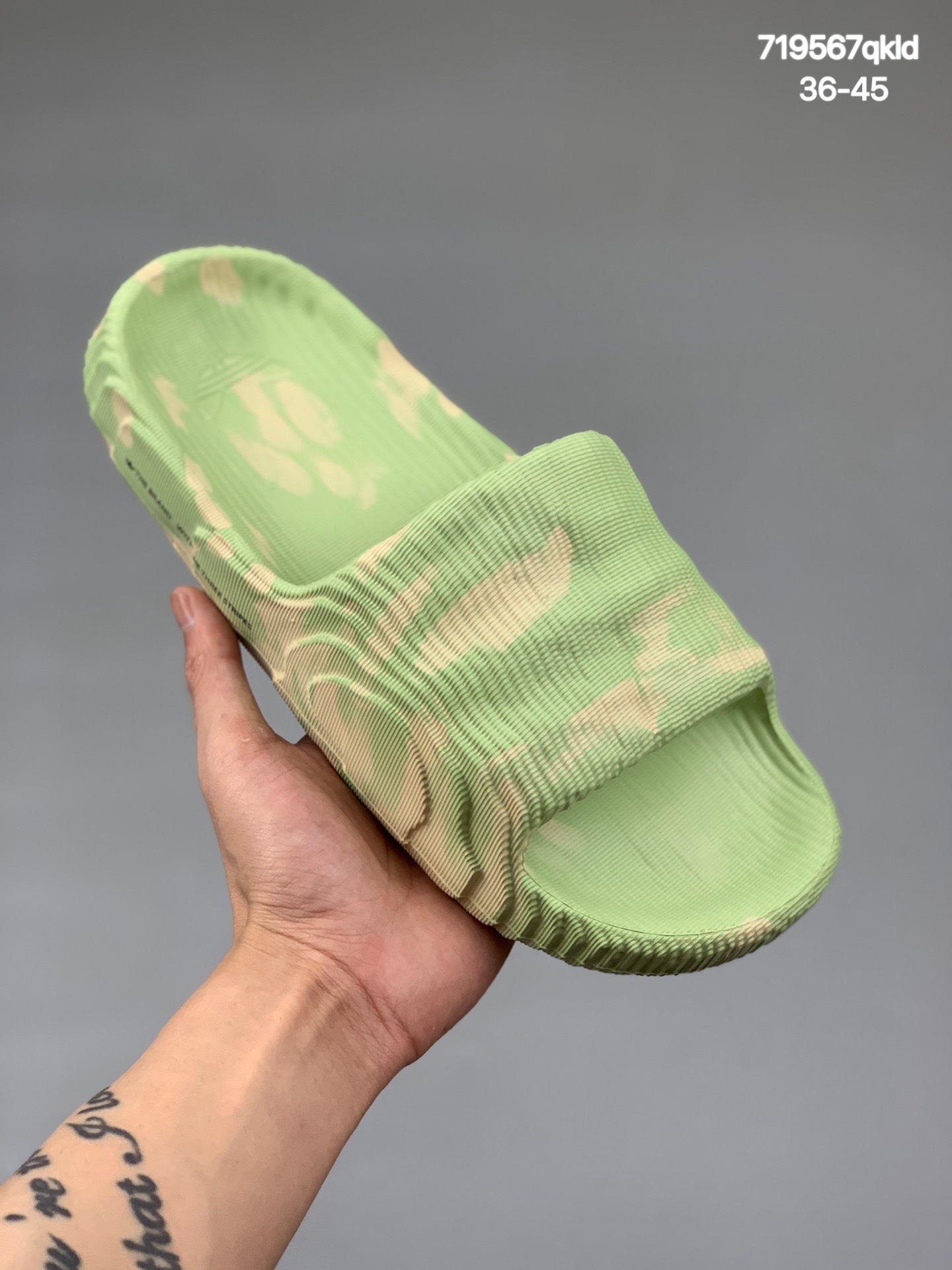 本地
adidas originals Adilette 22  Yeezy 小椰子拖 ADILETTE 22 3D 打印拖鞋 货号：GX6945 沙色货号：GX6950 骨白货号：GX6946 豆绿货号：GX6949 黑色货号：GY1597 豆绿迷彩货号：GX6947 奥利奥
尺码：36-45
编码：719567qkld