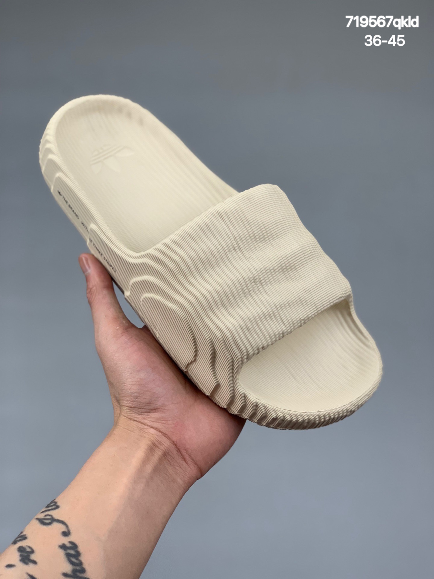 
adidas originals Adilette 22  Yeezy 小椰子拖 ADILETTE 22 3D 打印拖鞋 货号：GX6945 沙色货号：GX6950 骨白货号：GX6946 豆绿货号：GX6949 黑色货号：GY1597 豆绿迷彩货号：GX6947 奥利奥
尺码：36-45
编码：719567qkld