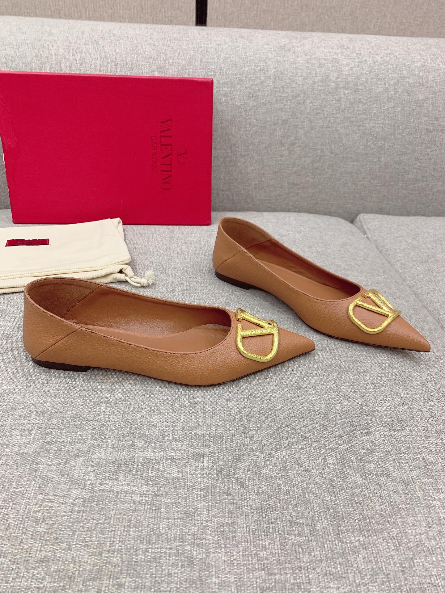 Valentin’s New Italian Sheepskin V-Button Sneaky Shoes in Sizes 35-39 - 图片 2