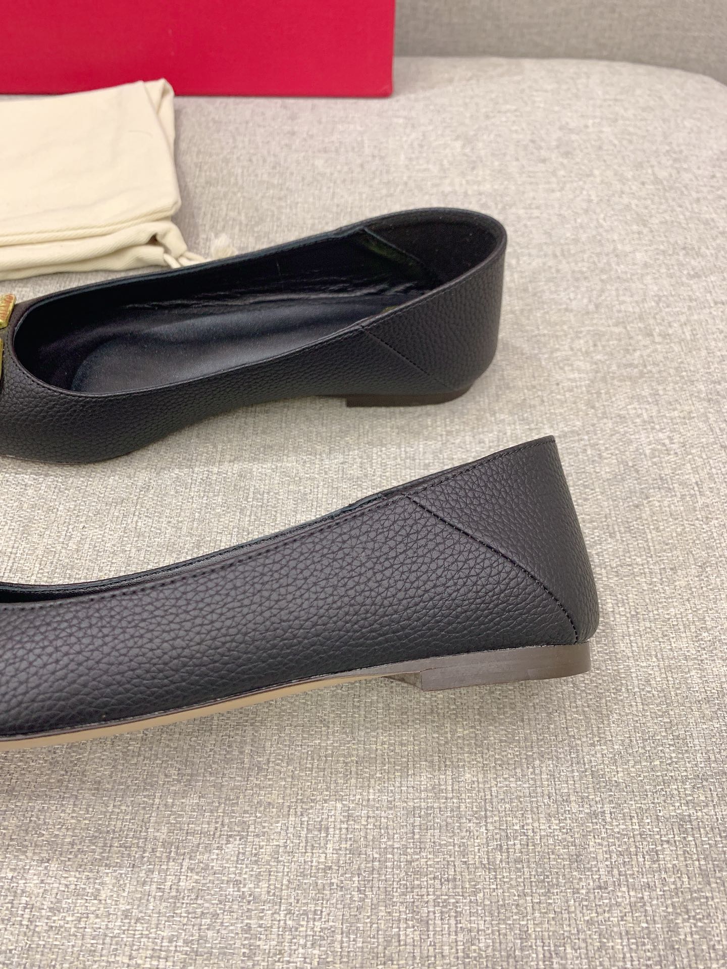 Valentin’s Italian Sheepskin V-Button Sneaky Shoes: Super Soft and Stylish! - 图片 7