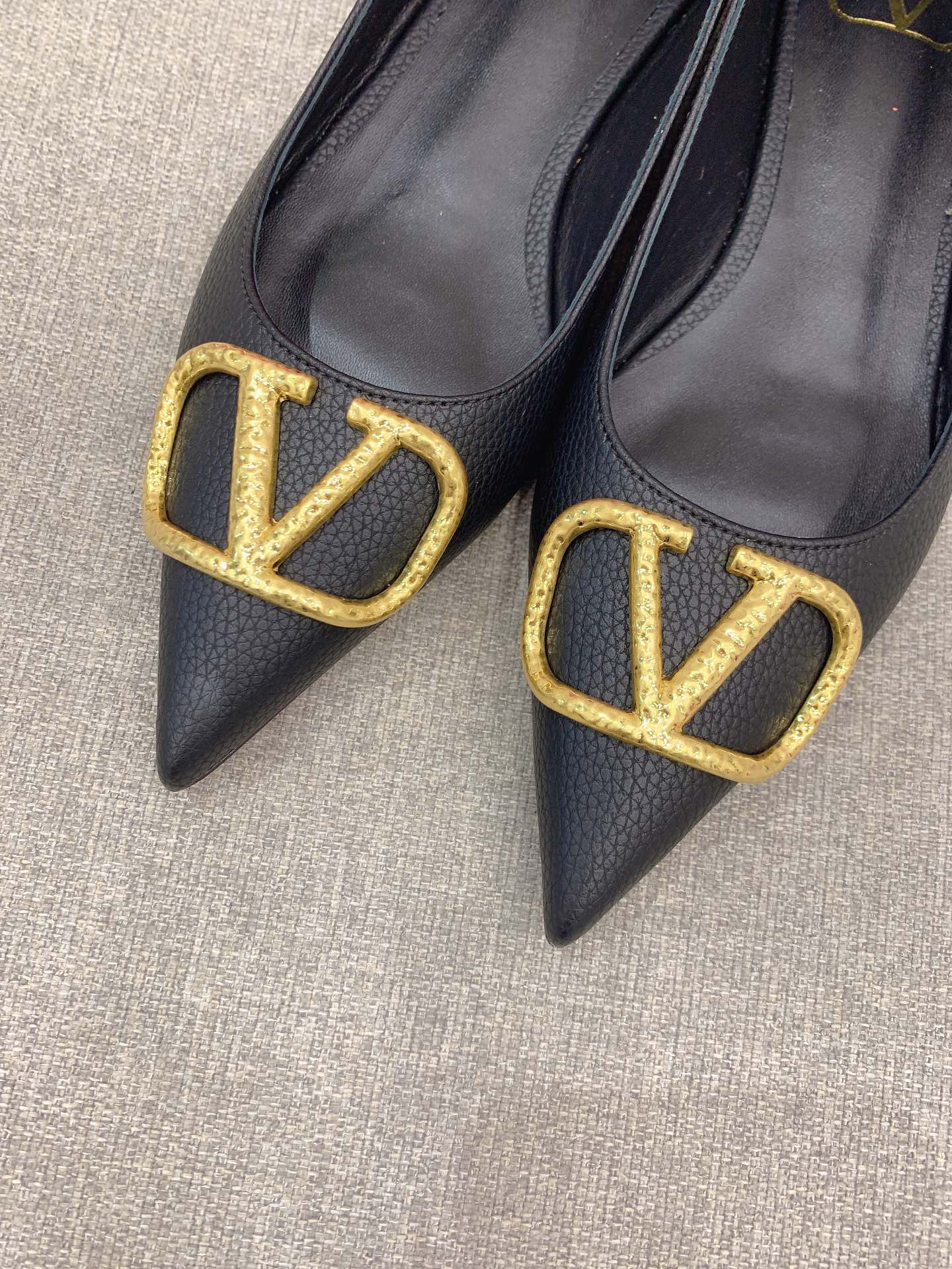 Valentin’s Italian Sheepskin V-Button Sneaky Shoes: Super Soft and Stylish! - 图片 5