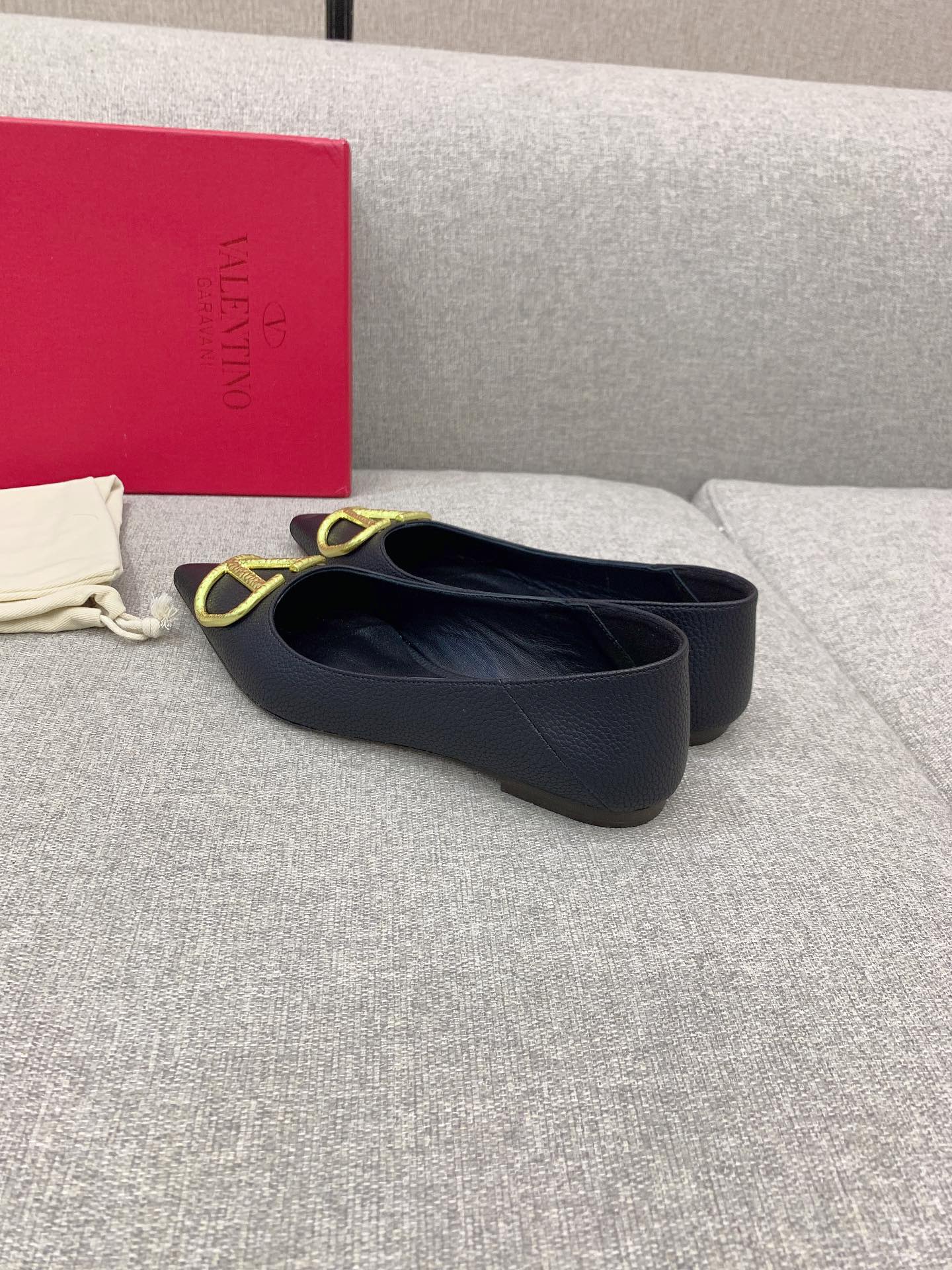 Valentin’s Italian Sheepskin V-Button Sneaky Shoes: Super Soft and Stylish! - 图片 4