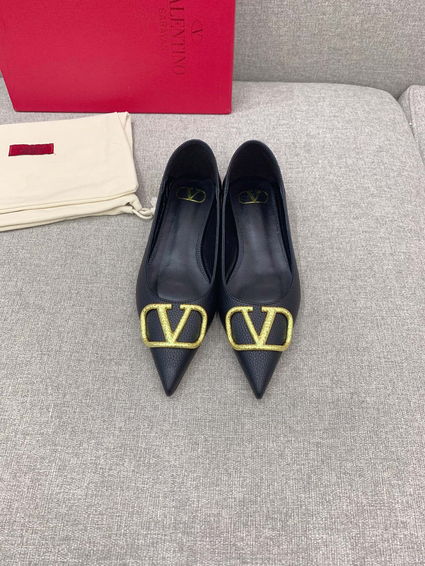 Valentin’s Italian Sheepskin V-Button Sneaky Shoes: Super Soft and Stylish! - 图片 1