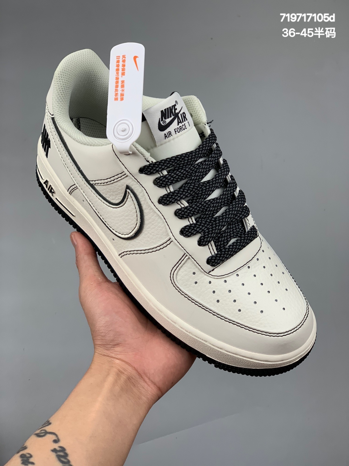 本地
耐克 Nike Air Force 1 ’07 空军一号低帮百搭休闲运动板鞋。柔软、弹性十足的缓震性能和出色的中底设计，横跨复古与现代的外型结合，造就出风靡全球三十多年的Force 1，直到今天还深受青睐白黑五道杠货号：HL5263
码数：36 36.5 37.5 38 38.5 39 40 40.5 41 42 42.5 43 44 45
编码：719717105d