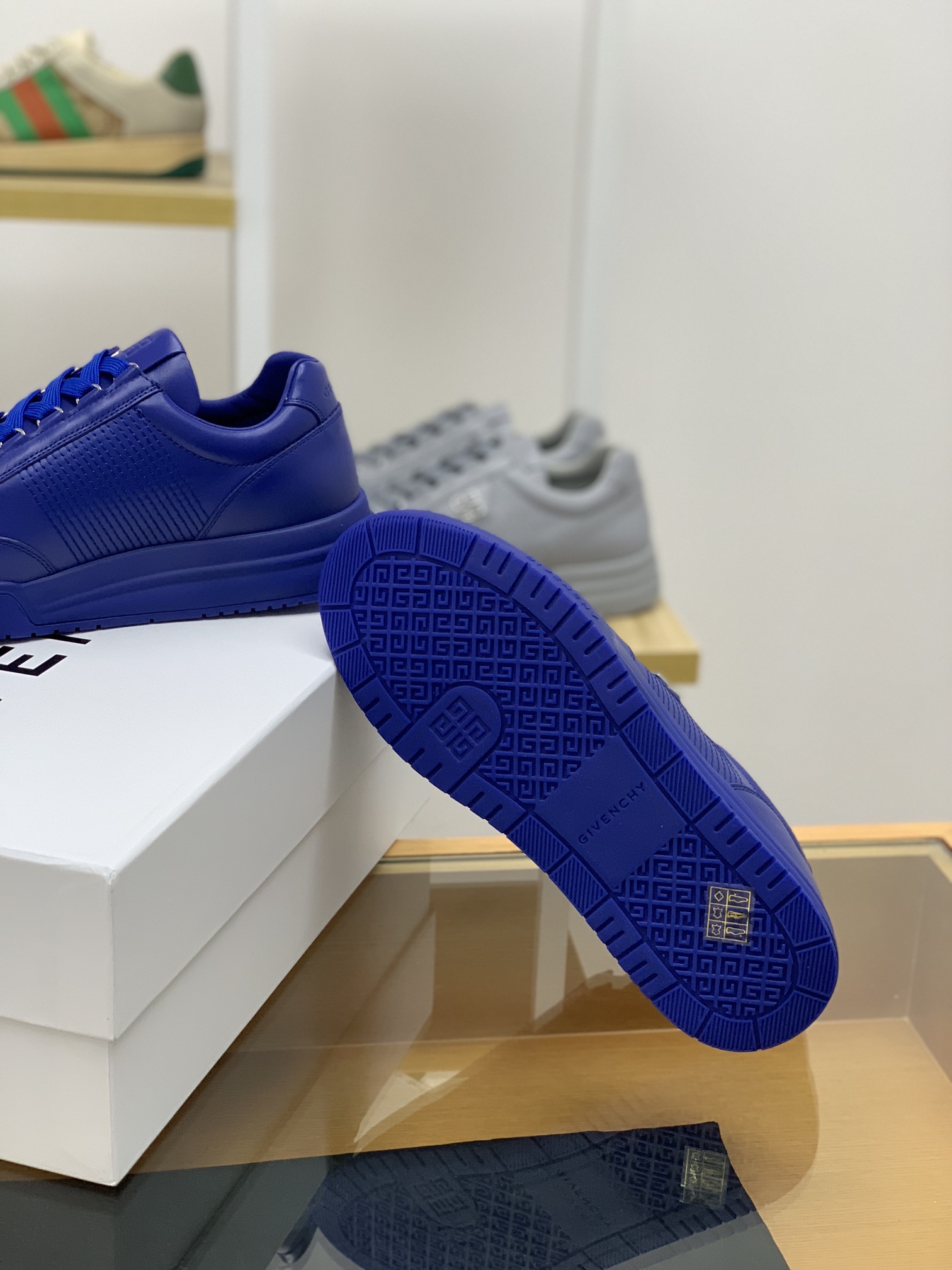 GIVENCHY纪梵希   采用牛皮材质标志性金属扣4 G图案新款男士运动休闲鞋