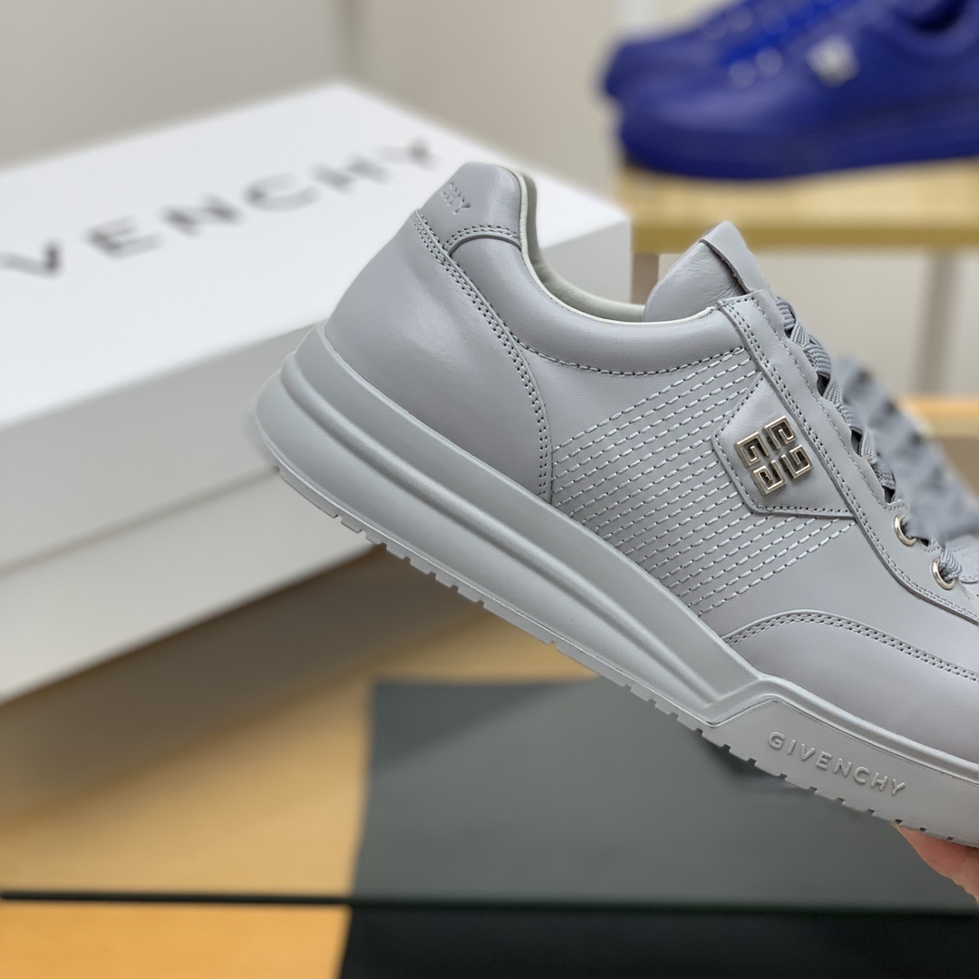 GIVENCHY纪梵希   采用牛皮材质标志性金属扣4 G图案新款男士运动休闲鞋