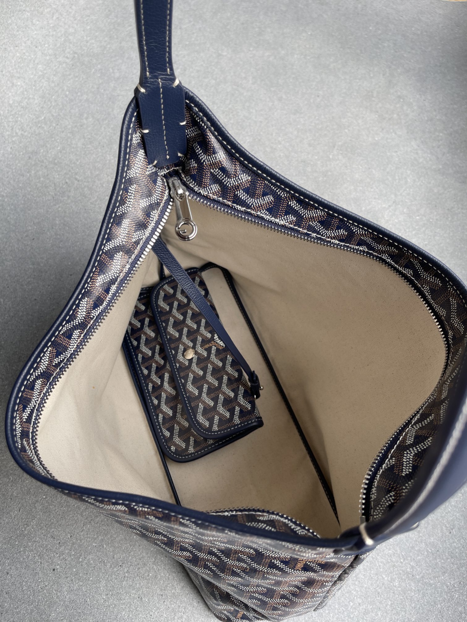 💰550 顶级戈雅工厂直销
Bohème Hobo 
狗牙腋下包 黑色
尺寸】43/27/14cm
包装】防尘袋 吊牌 说明书 
不影响二次销售前提下 七天内可以无理由退换