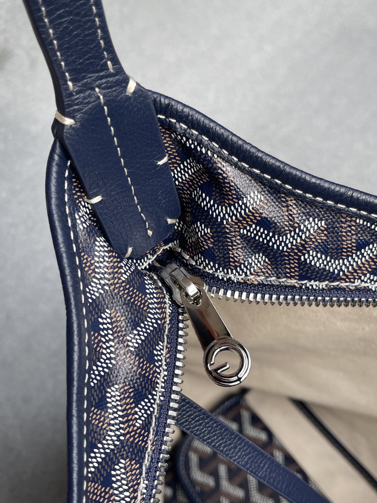 💰550 顶级戈雅工厂直销
Bohème Hobo 
狗牙腋下包 黑色
尺寸】43/27/14cm
包装】防尘袋 吊牌 说明书 
不影响二次销售前提下 七天内可以无理由退换
