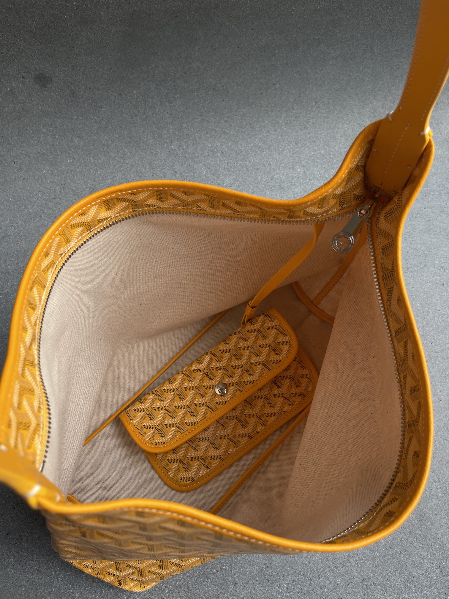 💰550 顶级戈雅工厂直销
Bohème Hobo 
狗牙腋下包 黑色
尺寸】43/27/14cm
包装】防尘袋 吊牌 说明书 
不影响二次销售前提下 七天内可以无理由退换