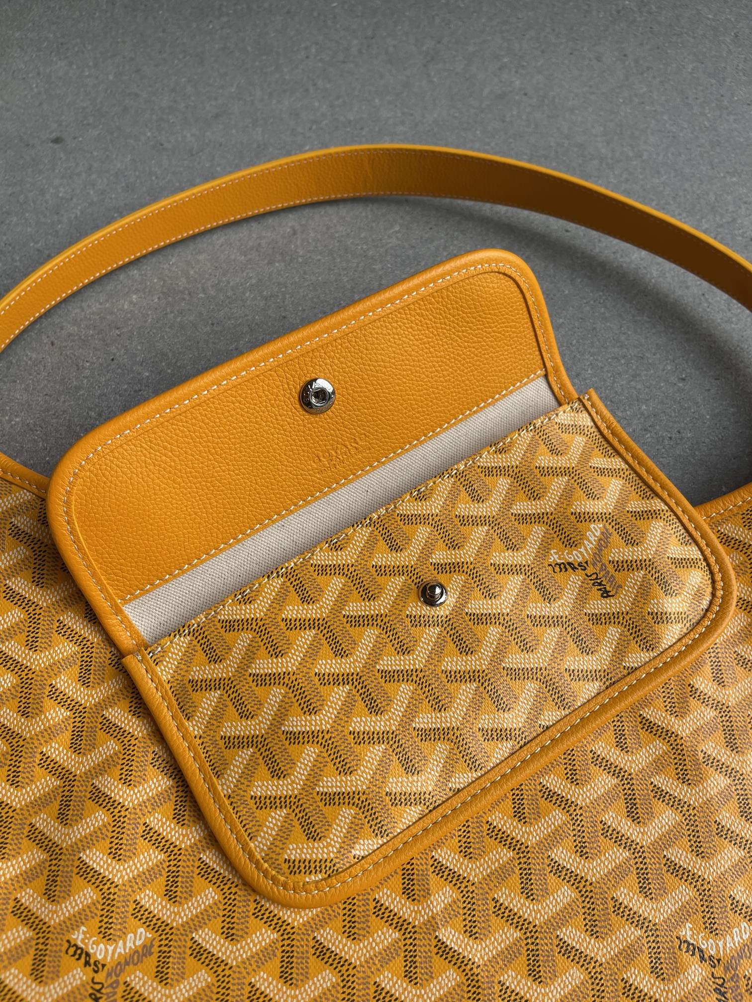 💰550 顶级戈雅工厂直销
Bohème Hobo 
狗牙腋下包 黑色
尺寸】43/27/14cm
包装】防尘袋 吊牌 说明书 
不影响二次销售前提下 七天内可以无理由退换
