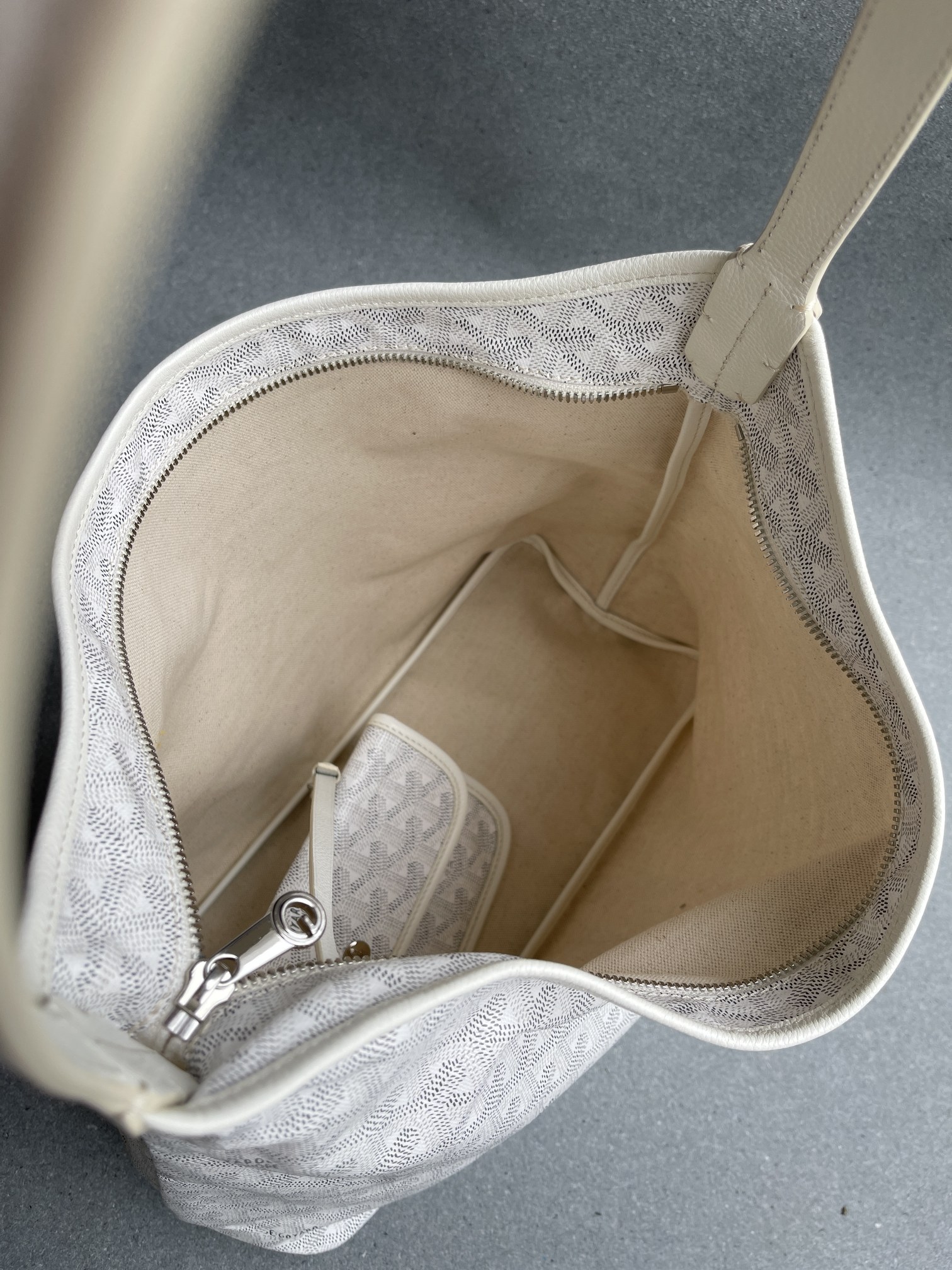 💰550 顶级戈雅工厂直销
Bohème Hobo 
狗牙腋下包 黑色
尺寸】43/27/14cm
包装】防尘袋 吊牌 说明书 
不影响二次销售前提下 七天内可以无理由退换