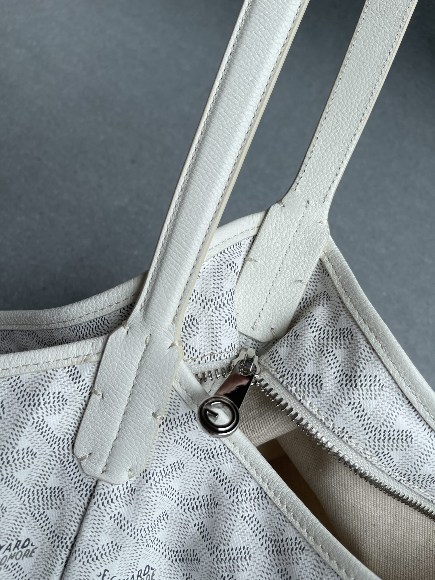 💰550 顶级戈雅工厂直销
Bohème Hobo 
狗牙腋下包 黑色
尺寸】43/27/14cm
包装】防尘袋 吊牌 说明书 
不影响二次销售前提下 七天内可以无理由退换